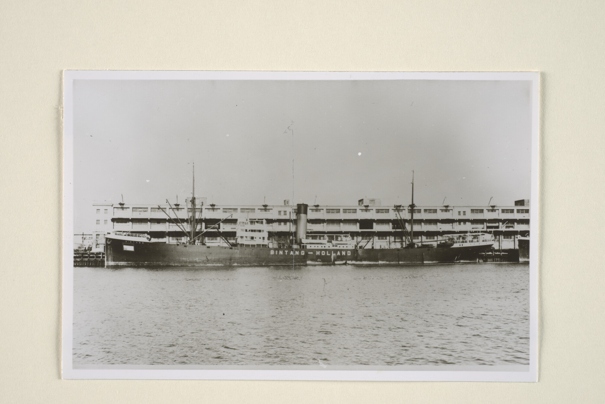 1995.1758; Het vrachtschip ss. Bawean van de SMN in een haven; foto