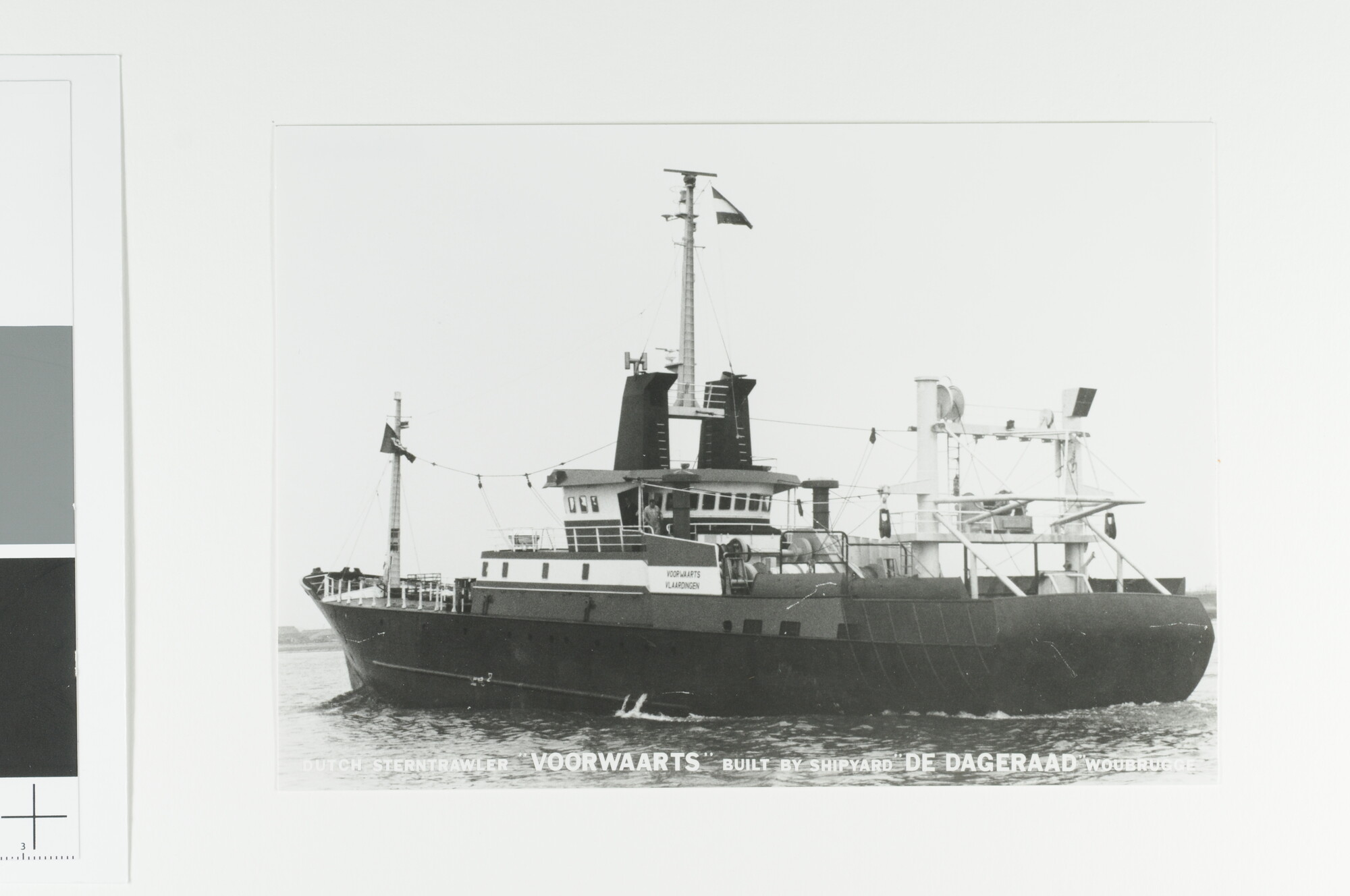 A.5260(08)45; De hektrawler 'Voorwaarts' (VL 142) van de Doggermaatschappij (A; foto
