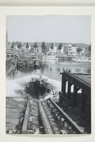 S.5219(12)0420; Foto's van de tewaterlating van de havensleepboot 'Pieter Goedkoop' (6), gebouwd op de langshelling van de ASM; fotoreportage