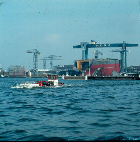 S.9100(4860); Dia van tanker op helling NDSM, op voorgrond oliebootje; diapositief
