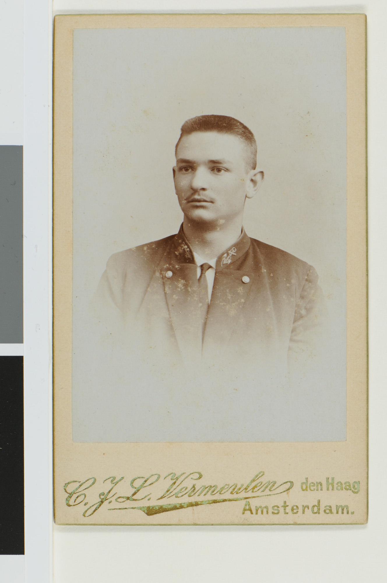 1999.1638; Portretfoto van P.J.J. Michielsen (1879 -1960), korporaal of sergeant Adelborst; foto