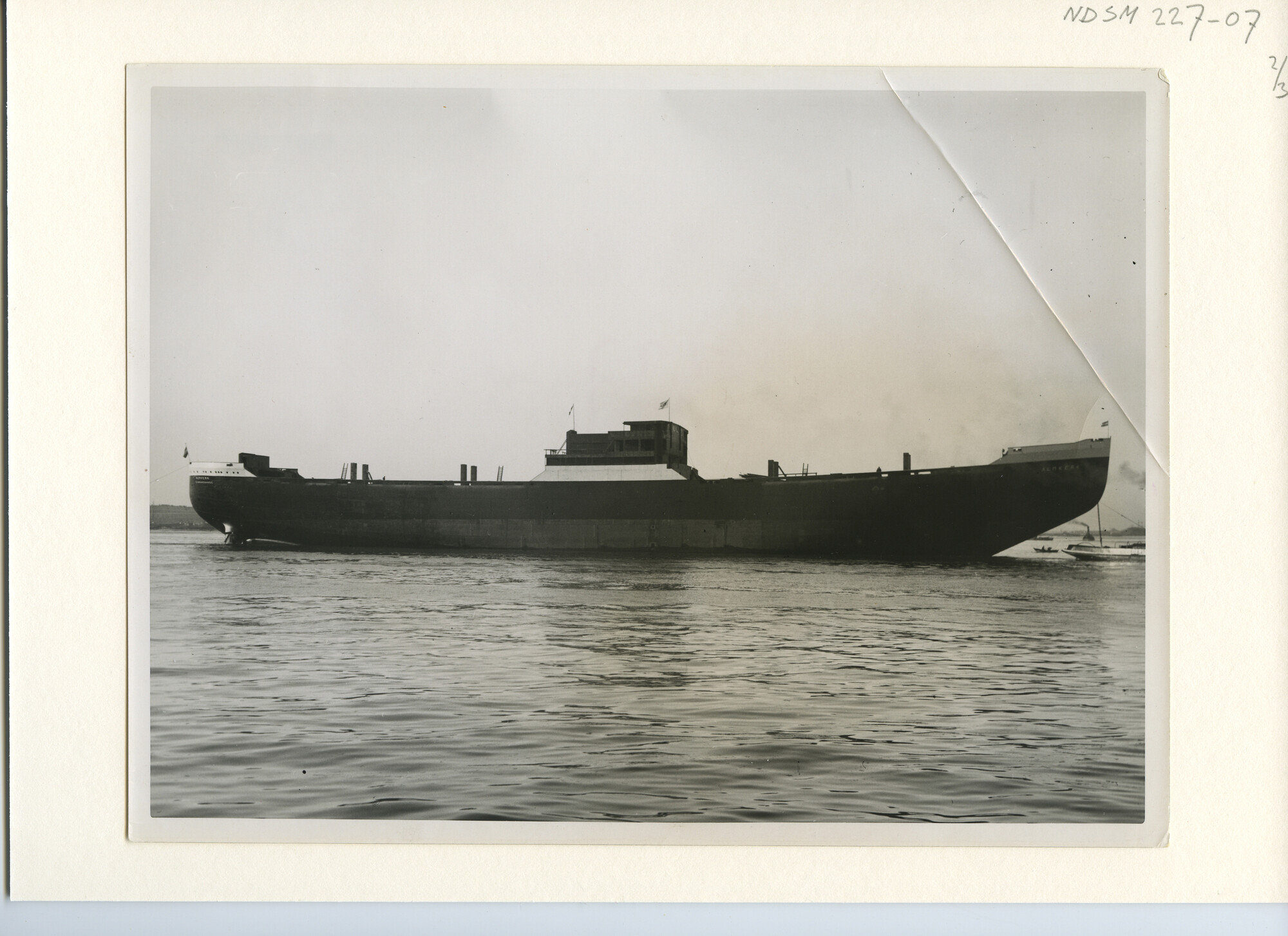 S.5444(1063)09; Foto van de tewaterlating van het vrachtschip ms. Almkerk; foto