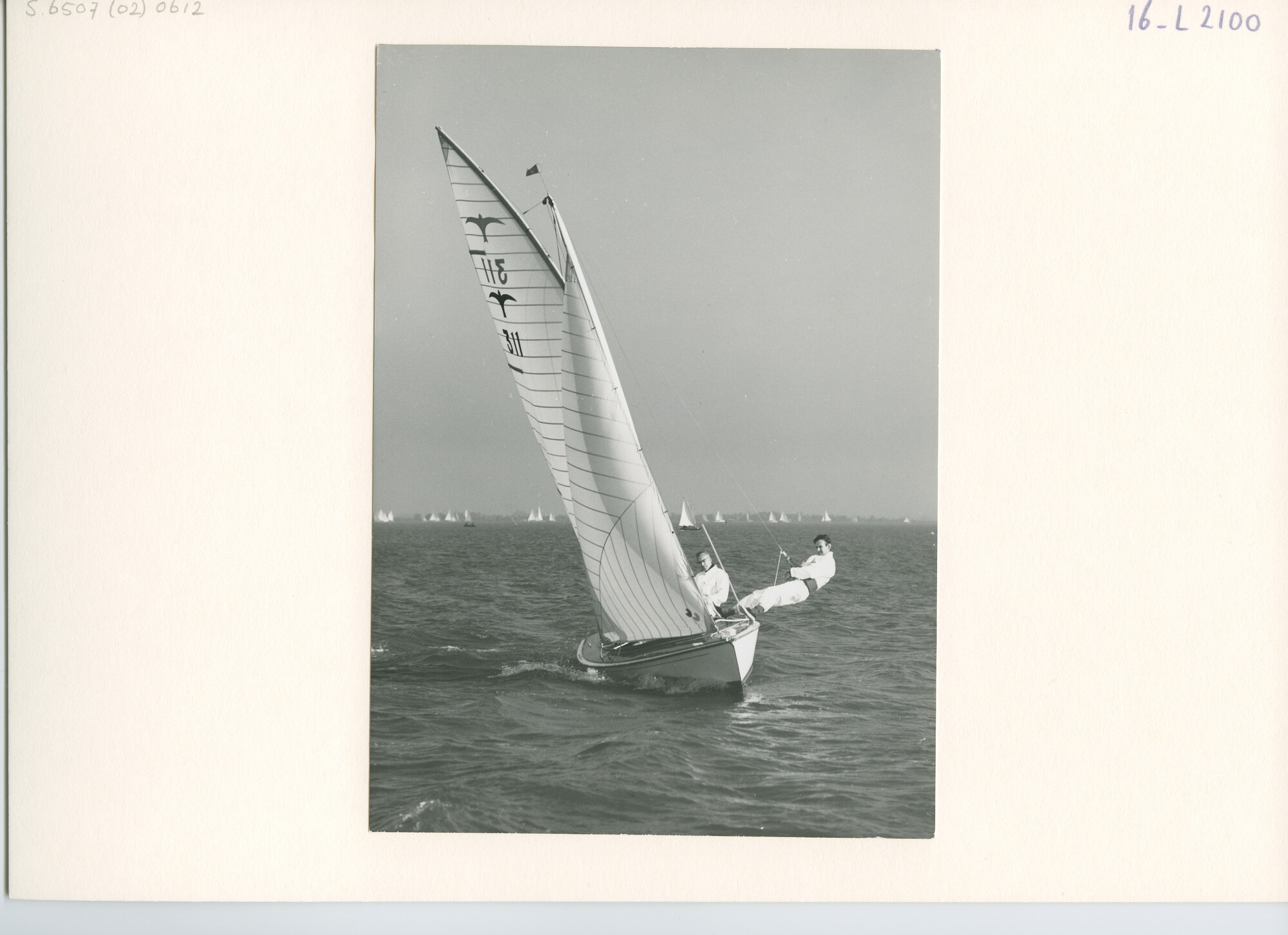 S.6507(02)0612.02; Zwart-wit foto van de Valkenklasse tijdens de Na-Braassem 1958; foto