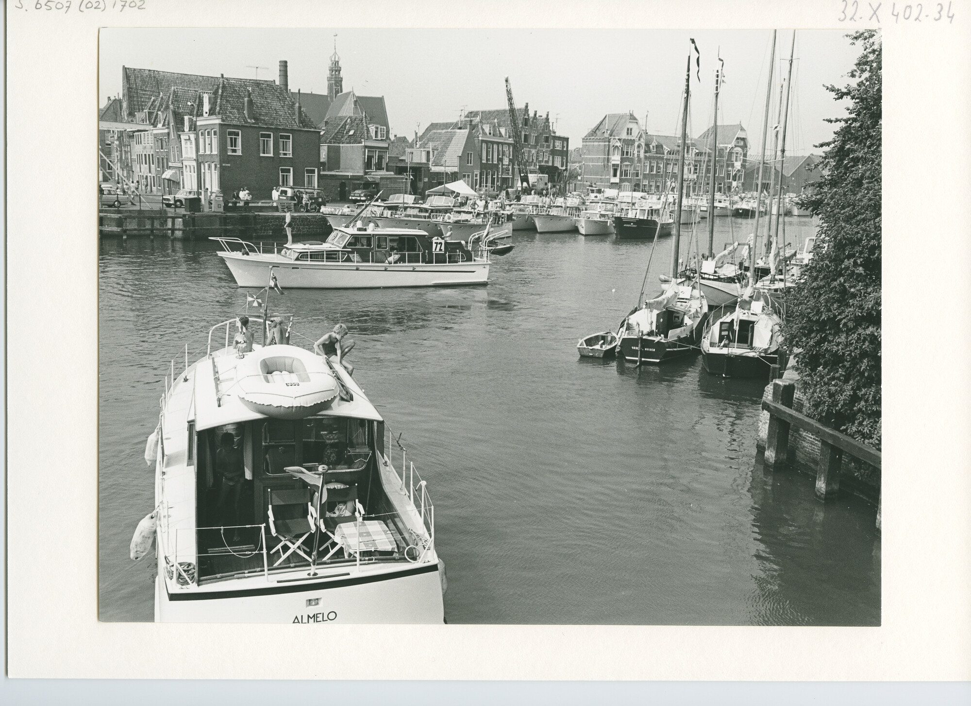 S.6507(02)1702.04; Zwart-wit foto van de deelnemers aan de Pavillon dOr 1969 in de binnenhaven van Hoorn; foto