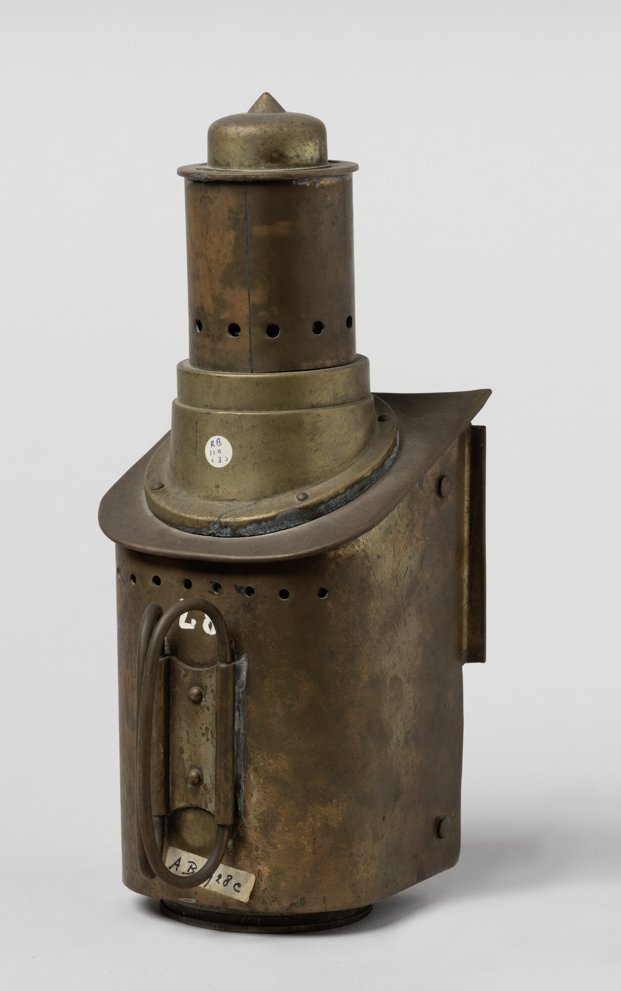 RB.0110(03)1; Kompaslantaarn, oliebrander met handvat reservoir en brander, in huis aan achterkant brander is deze met een spiegelende wand; lantaarn (verlichtingsmiddel)