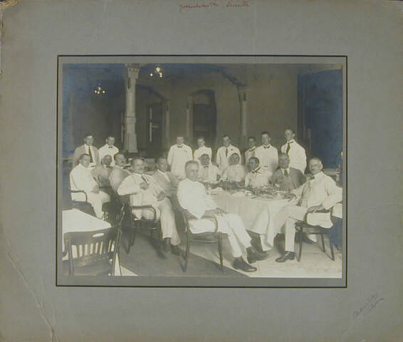 S.7143(1396)a; Groepsportret van oudleerlingen van de Kweekschool voor de Zeevaart te Amsterdam; foto
