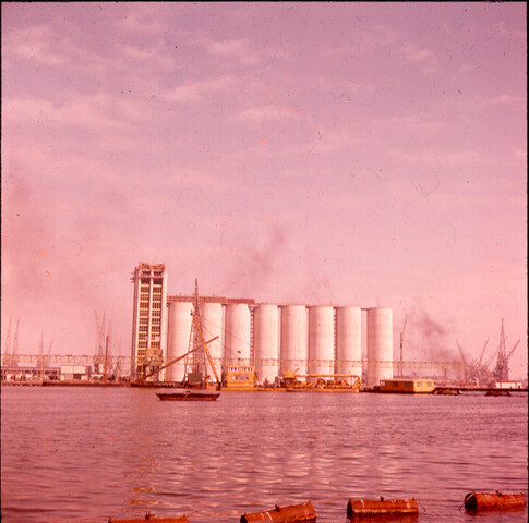 S.9100(0101); Graanoverslag in haven Amsterdam; diapositief