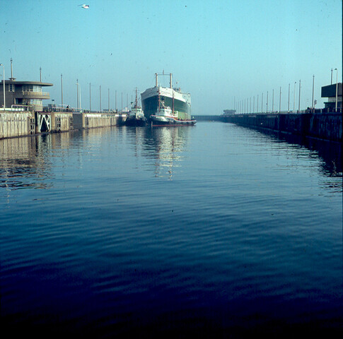 S.9100(1148); Dia van de grote sluis (Noordersluis) met grote tanker 'Anneliese'; diapositief