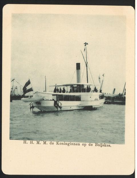 1993.6175; H.H.M.M. de Koninginnen op de Buijskes: Het opnemingsvaartuig [...]; prentbriefkaart