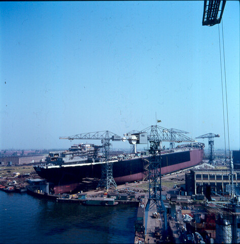 S.9100(2768); De Shell-tanker 'Neverita' tijdens de afbouw bij de NDSM in Amsterdam; diapositief