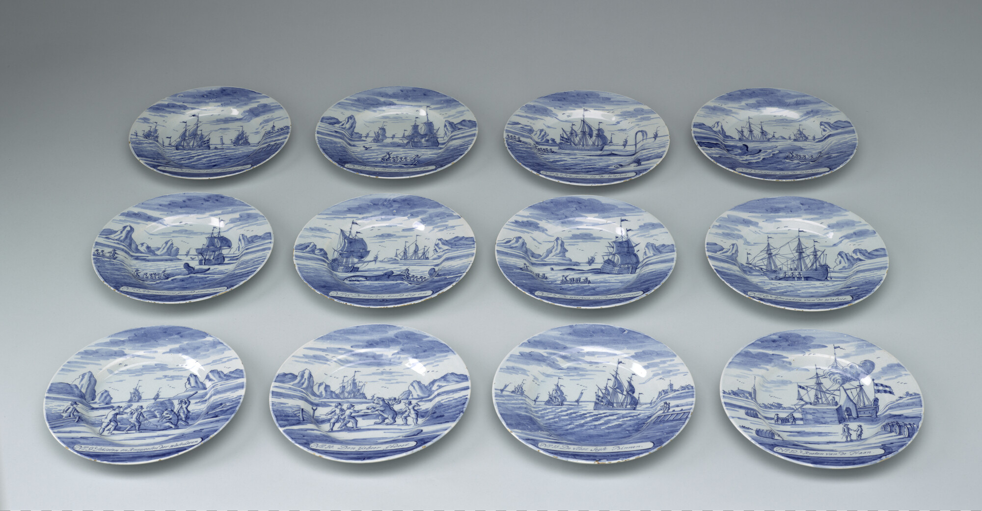 A.5130(01); Bord van Delfts aardewerk met afbeelding van de walvisvaart; sierbord
