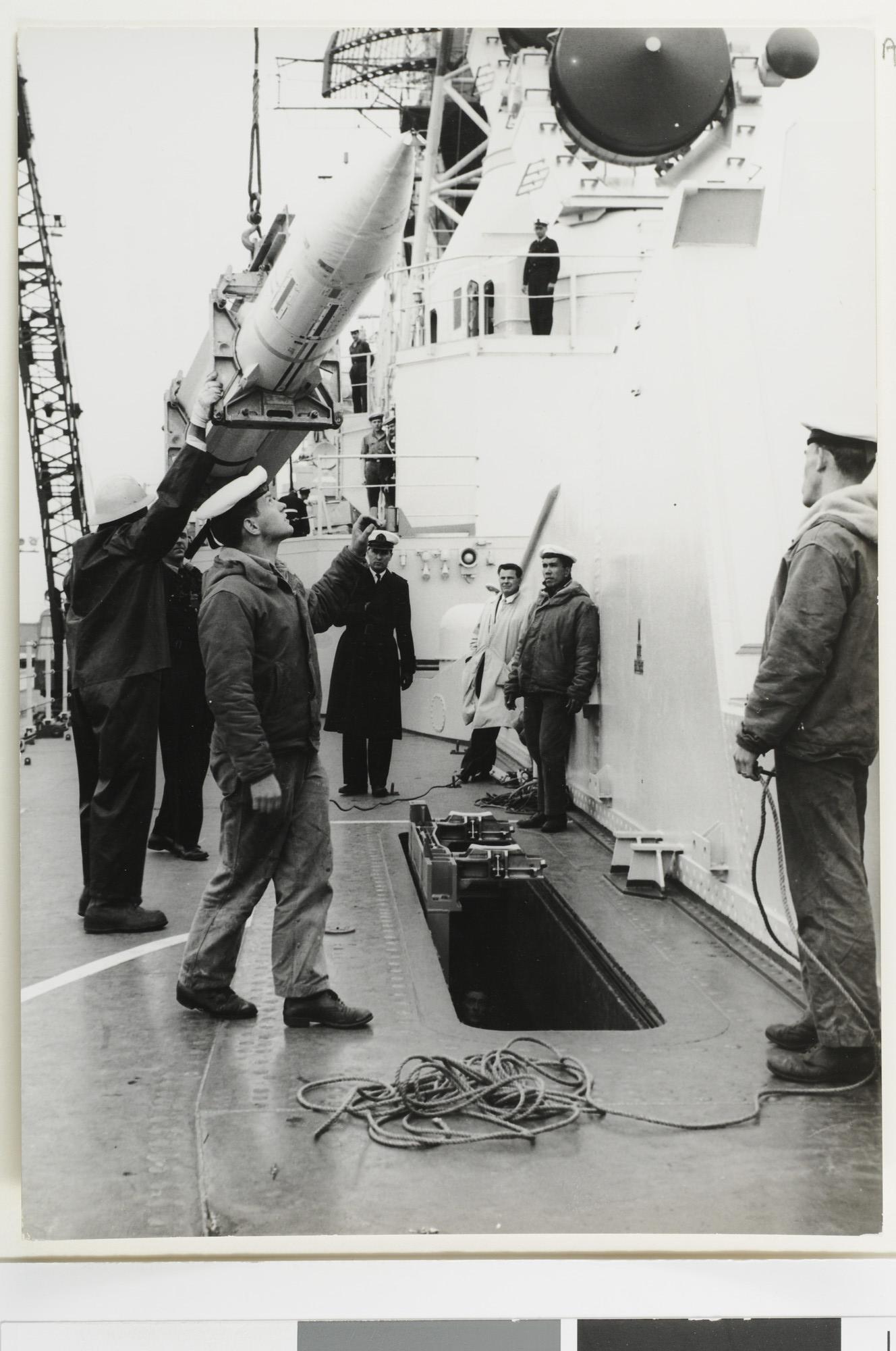 1992.1600; Fotos van het aan boord hijsen van Terrier raketten aan boord van de kruiser [...]; fotoreportage