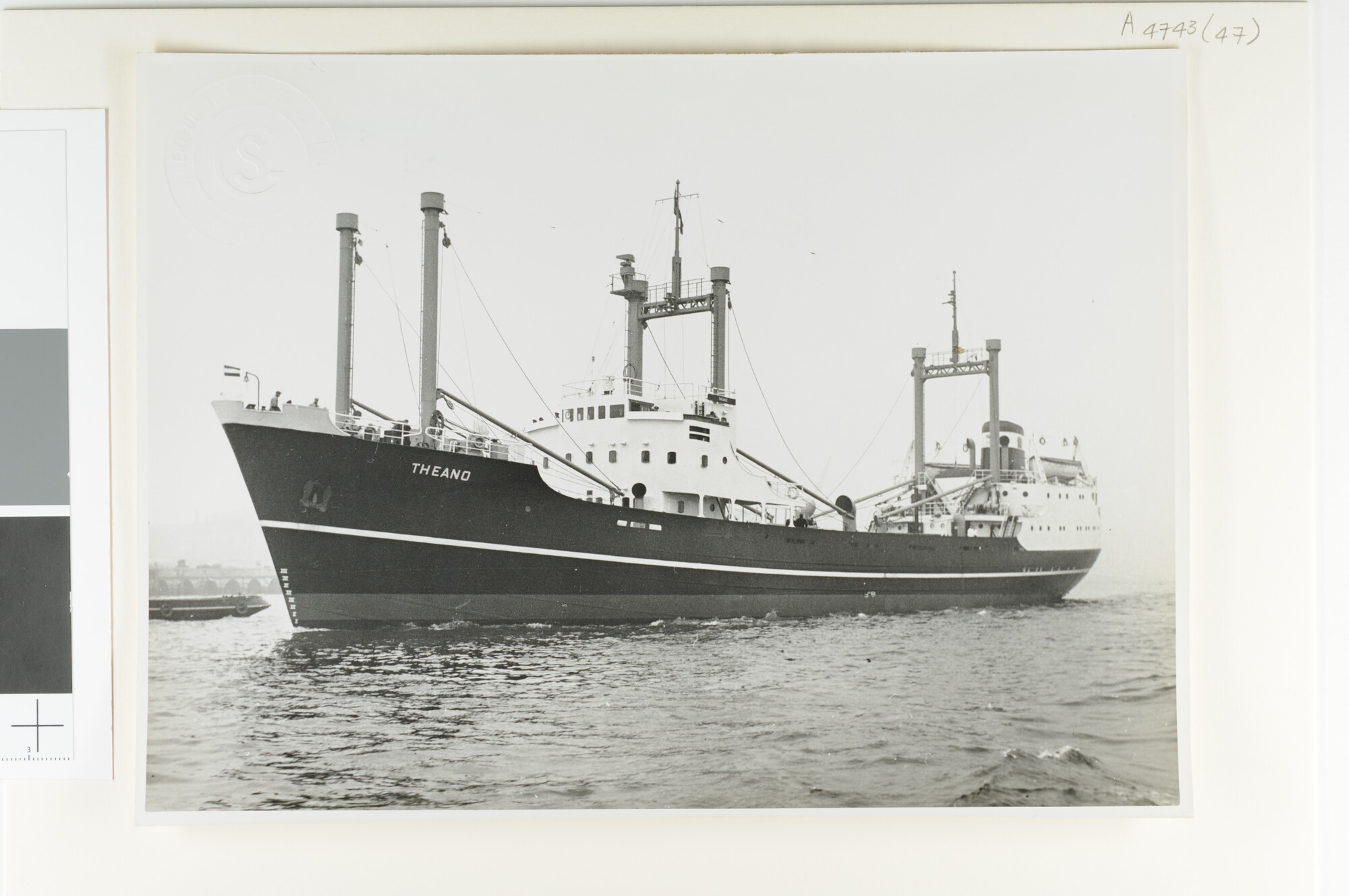 A.4743(47); Het vrachtschip ms. 'Theano' van de Stoomvaart Maatschappij Zeevaart vertrekt uit Rotterdam; foto