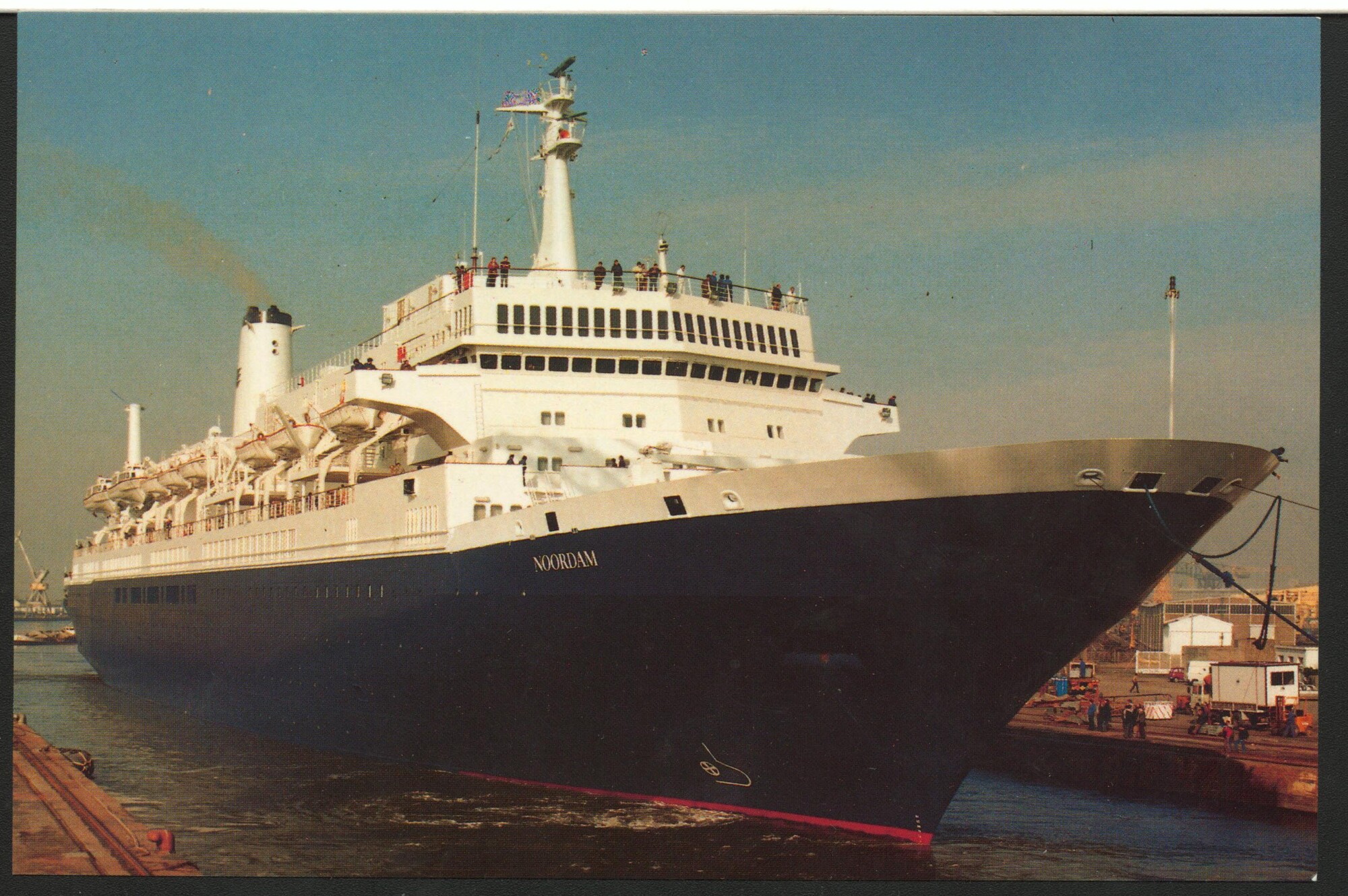 1993.6453; Het passagiersschip ms. 'Noordam' van de Holland-Amerika Lijn in de haven; prentbriefkaart