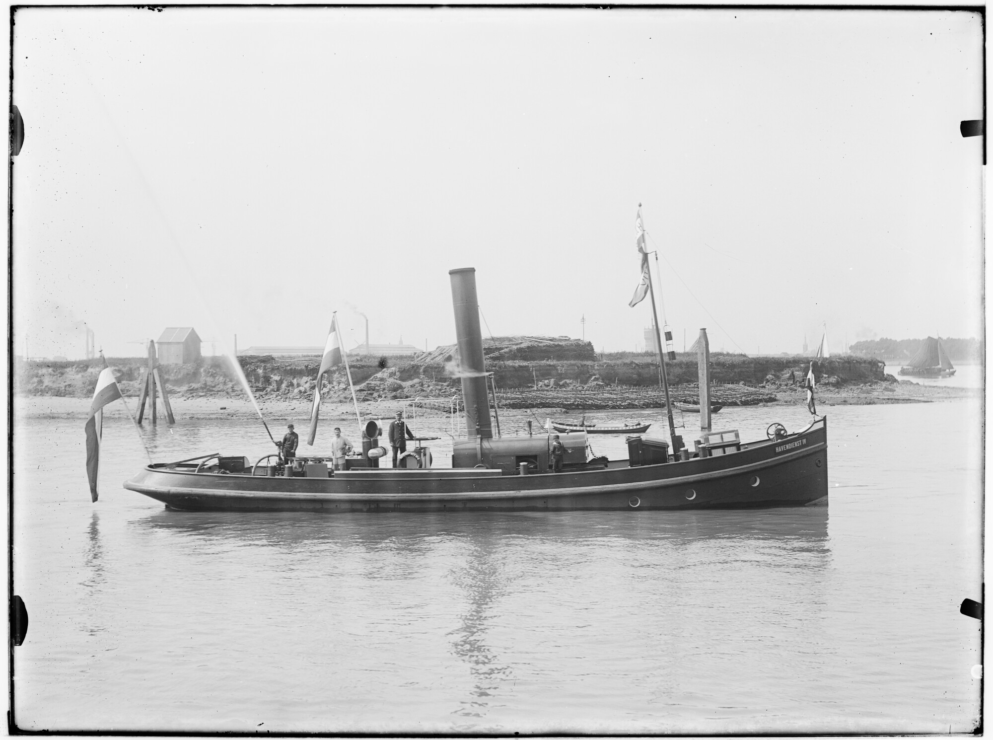 2018.1240; Glasnegatief van de sleepboot Havendienst IV (Nederlands, 1908); glasnegatief