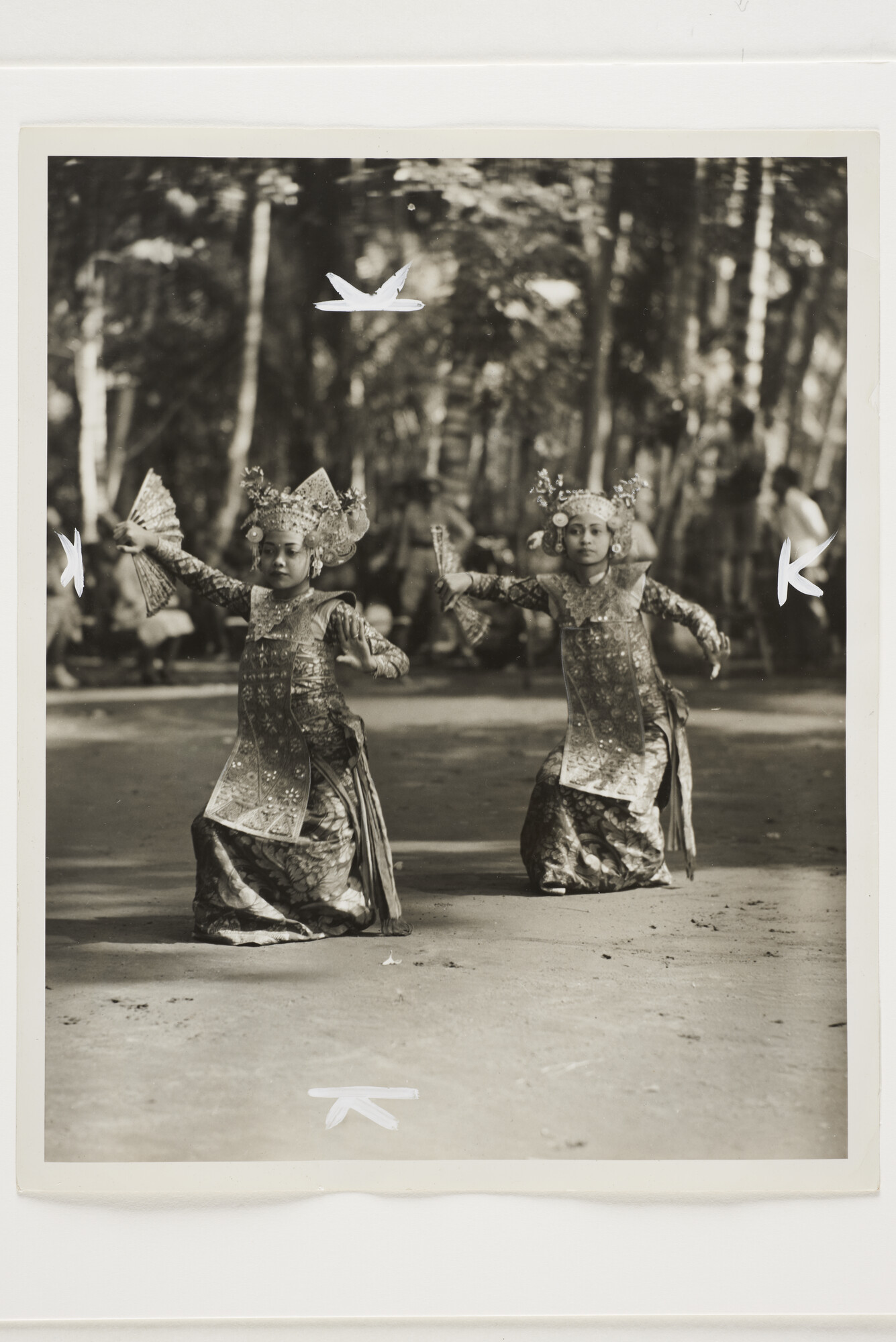 B.0227(0969)04; Foto van een Balinesische gamelan en volksdans met Legong danseressen; foto