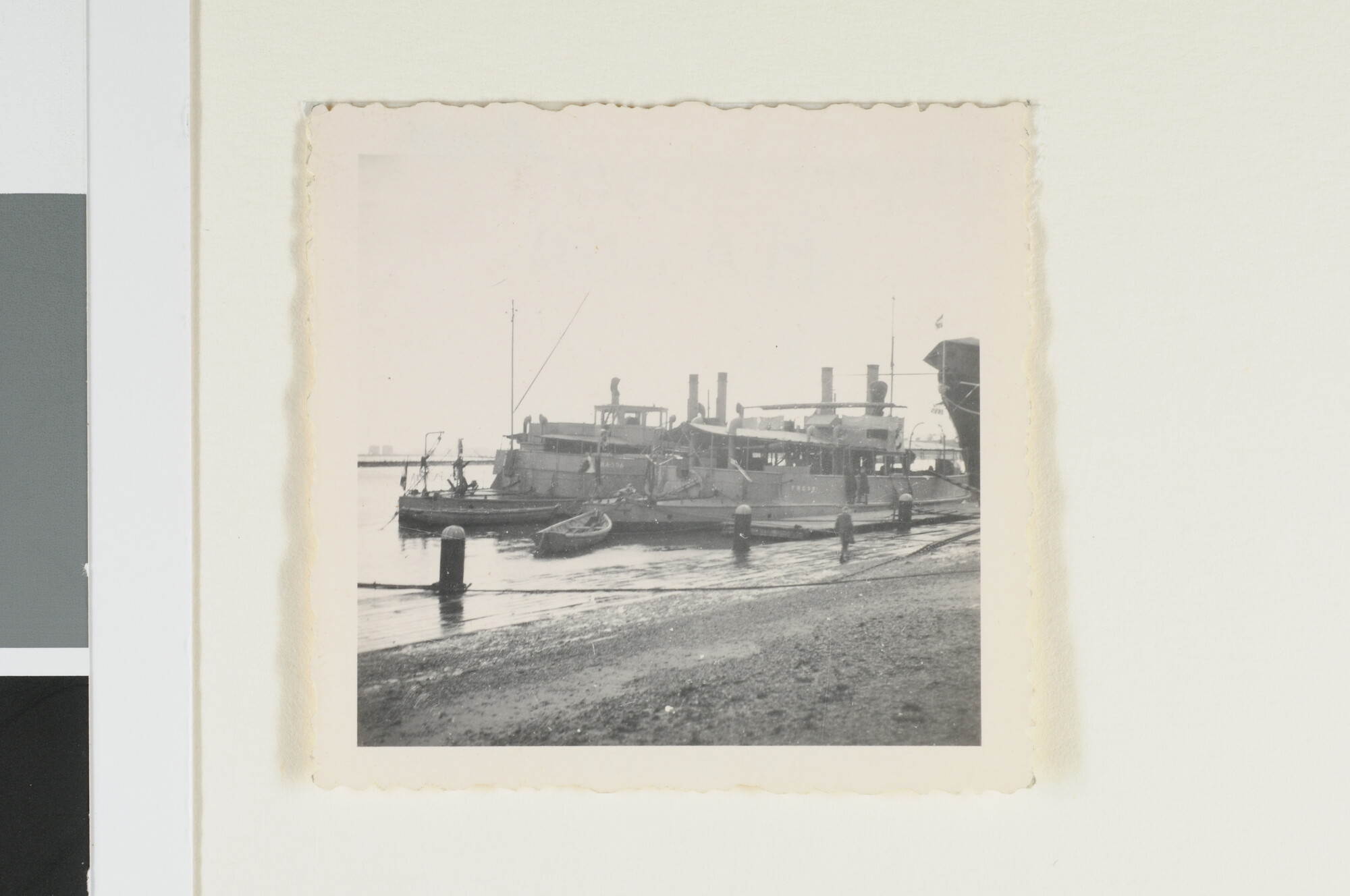 S.4380(04)365; De stoomkanonneerboot Hr.Ms. Freyer afgemeerd naast de (eerste Nederlandse) [...]; foto