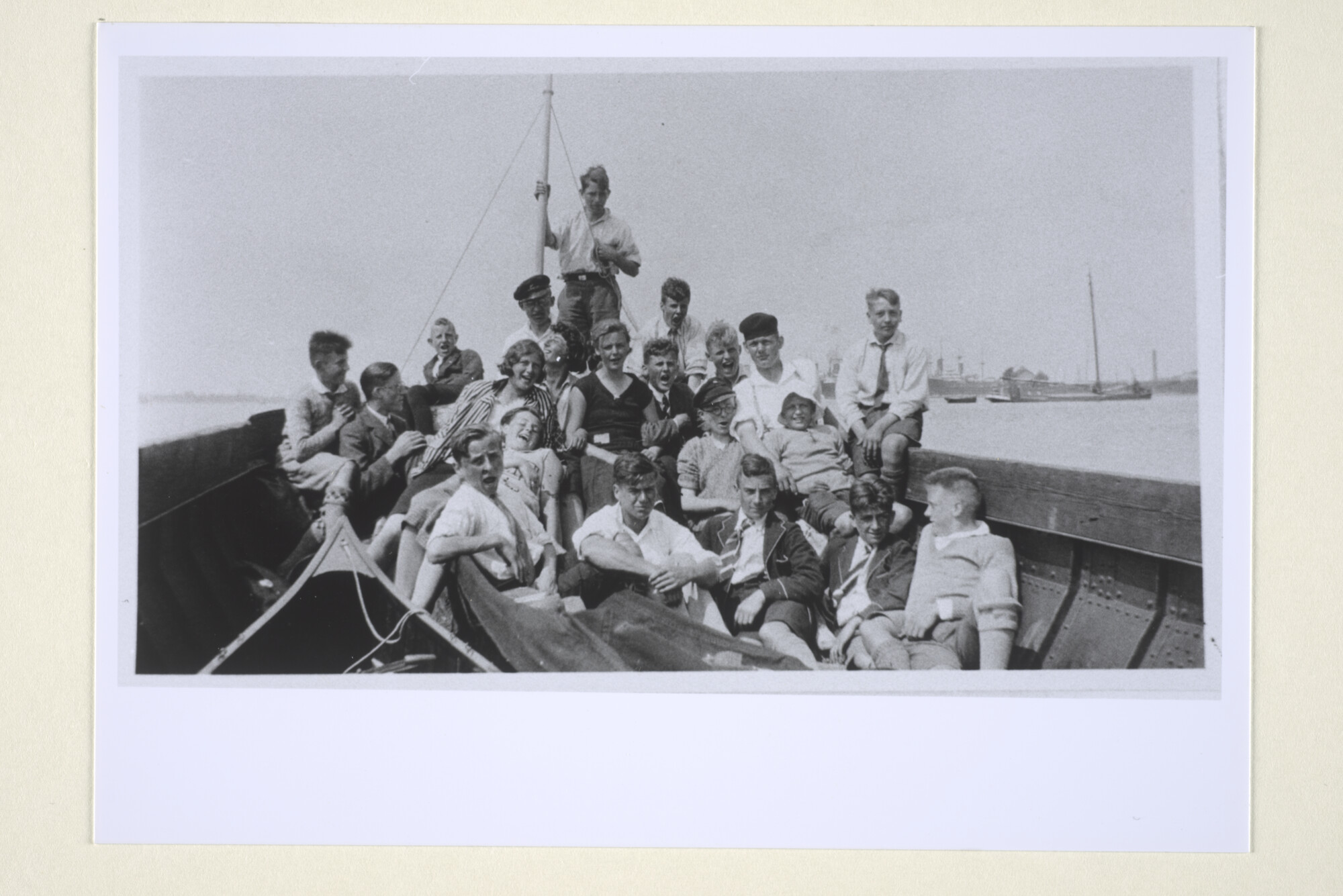 1997.4630; Groepsfoto gemaakt tijdens de clubtocht naar de Loosdrechtse Plassen met de Zaandamsche Kano Club, Pinksteren 1931; foto