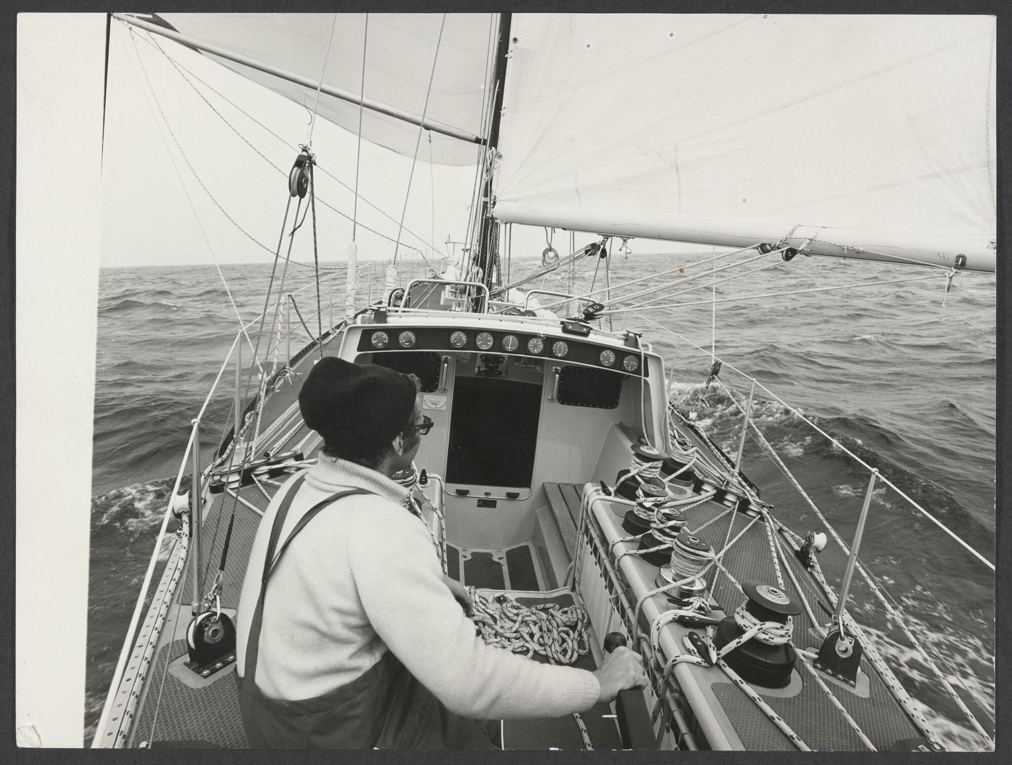 2025.0268; Zwart-wit foto van Gerard Dijkstra aan het roer van oceaanracer Bestevær tijdens de Observer Single-Handed Trans-Atlantic Race 1976; foto