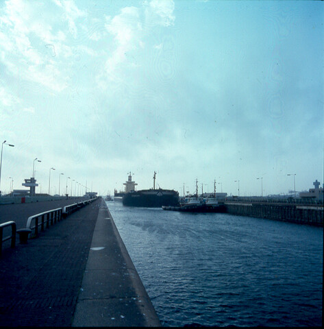 S.9100(2976); Dia van de Noorse bulkcarrier ms. 'Sigwaldo' in de sluizen van IJmuiden; diapositief