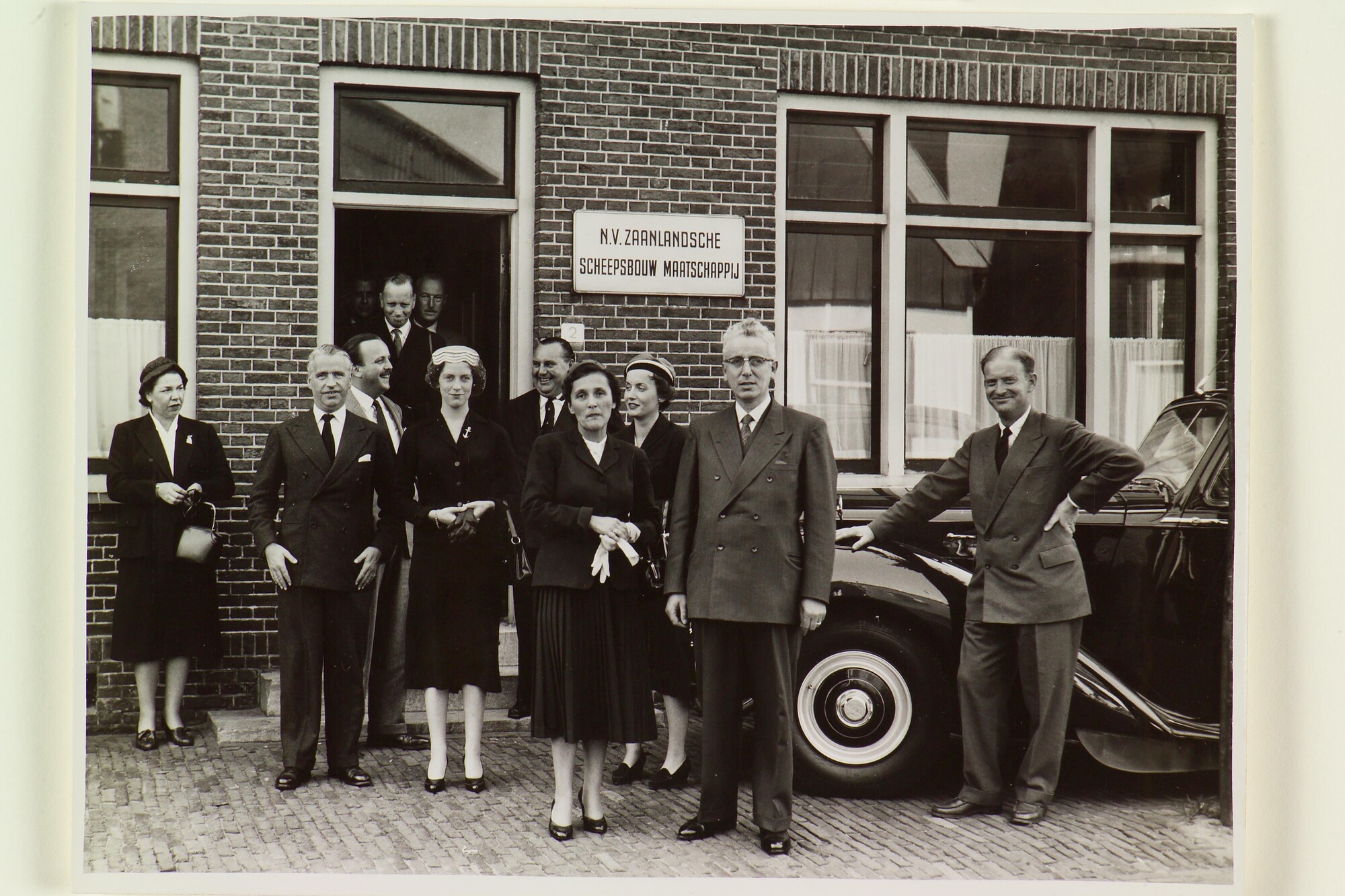 S.5545(04)1; Groepsportret gemaakt voor de deur van de NV Zaanlandsche Scheepsbouw [...]; foto