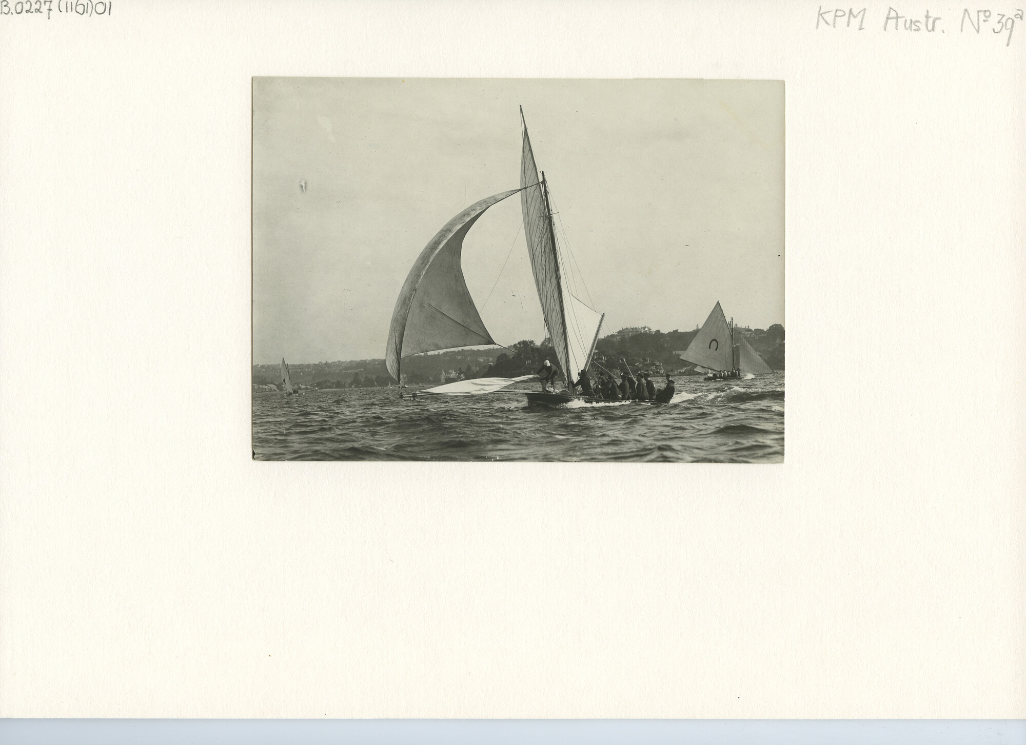 B.0227(1161)01; Foto van de internationale zeilwedstrijden 15 ft boats in Sydney Harbour (New South Wales) [...]; foto