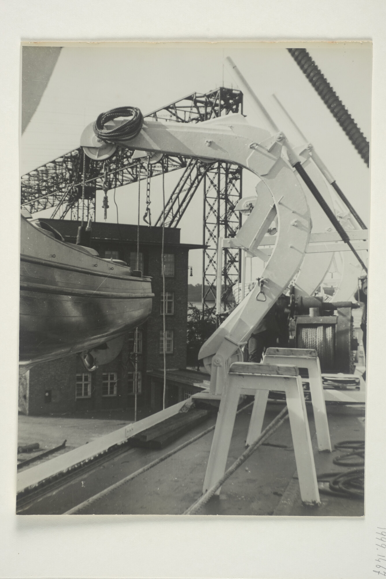 1999.1467; De ophanging van een motorsloep aan boord van het Duitse passagiersschip ms. 'Walter Rau' van Walter Rau Neusser Ölwerkje A.G. uit Bremen, juli 1938; foto
