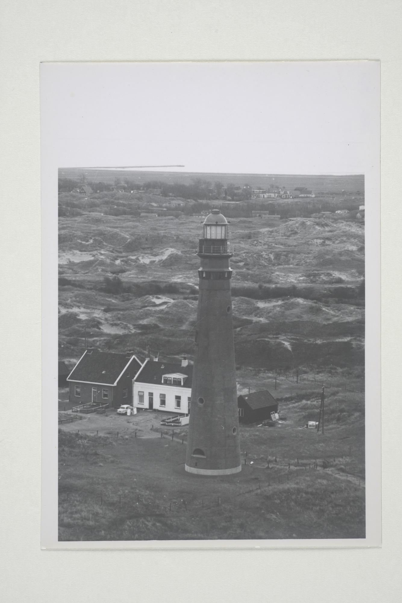 2000.1042; Luchtfoto van de vuurtoren op Schiermonninkoog (Noorder- of Buitentoren) [...]; foto