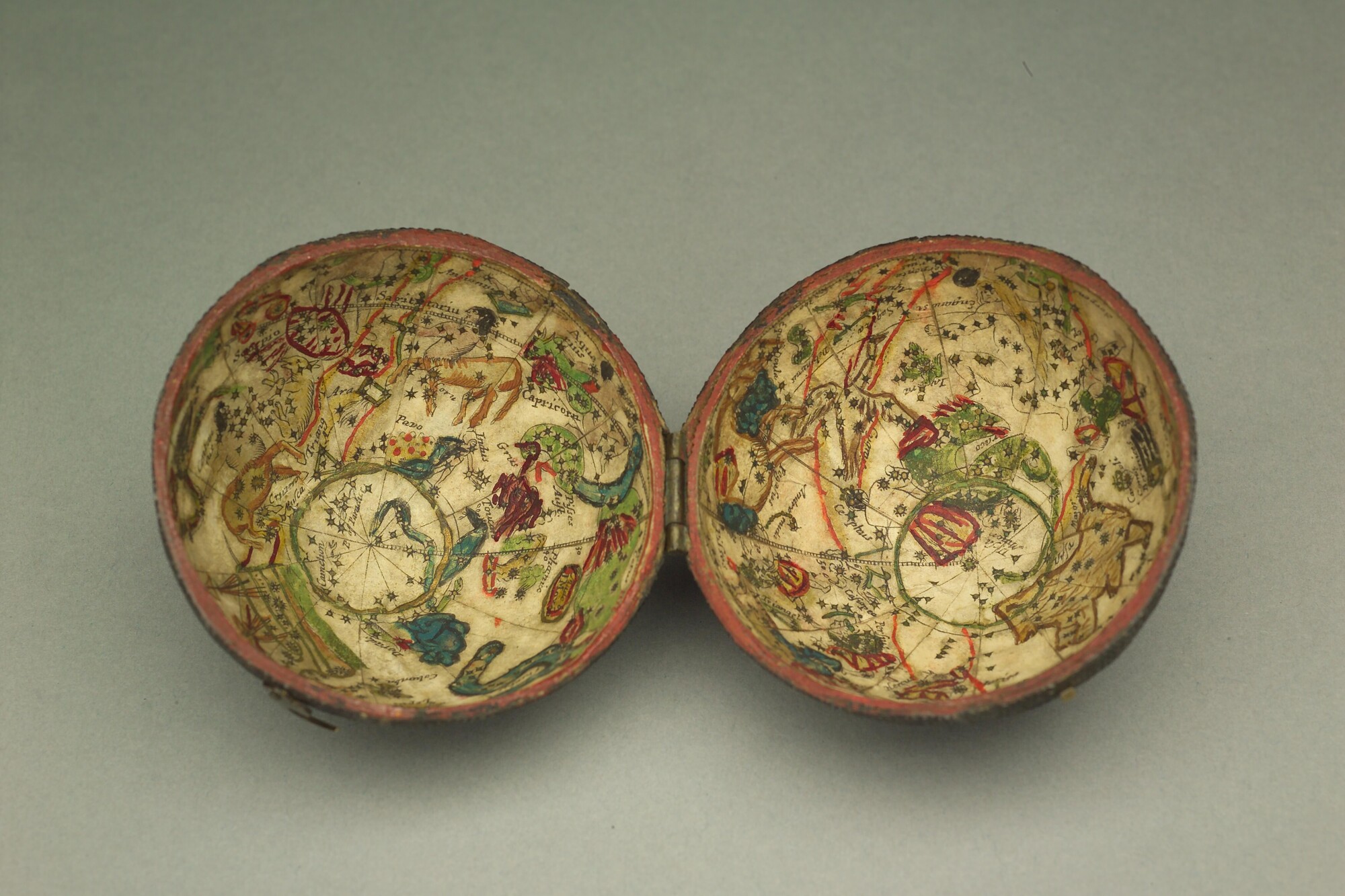 A.3299; Zakglobe van 6,75 cm, in foudraal, door Joseph Moxon, circa 1670; globe