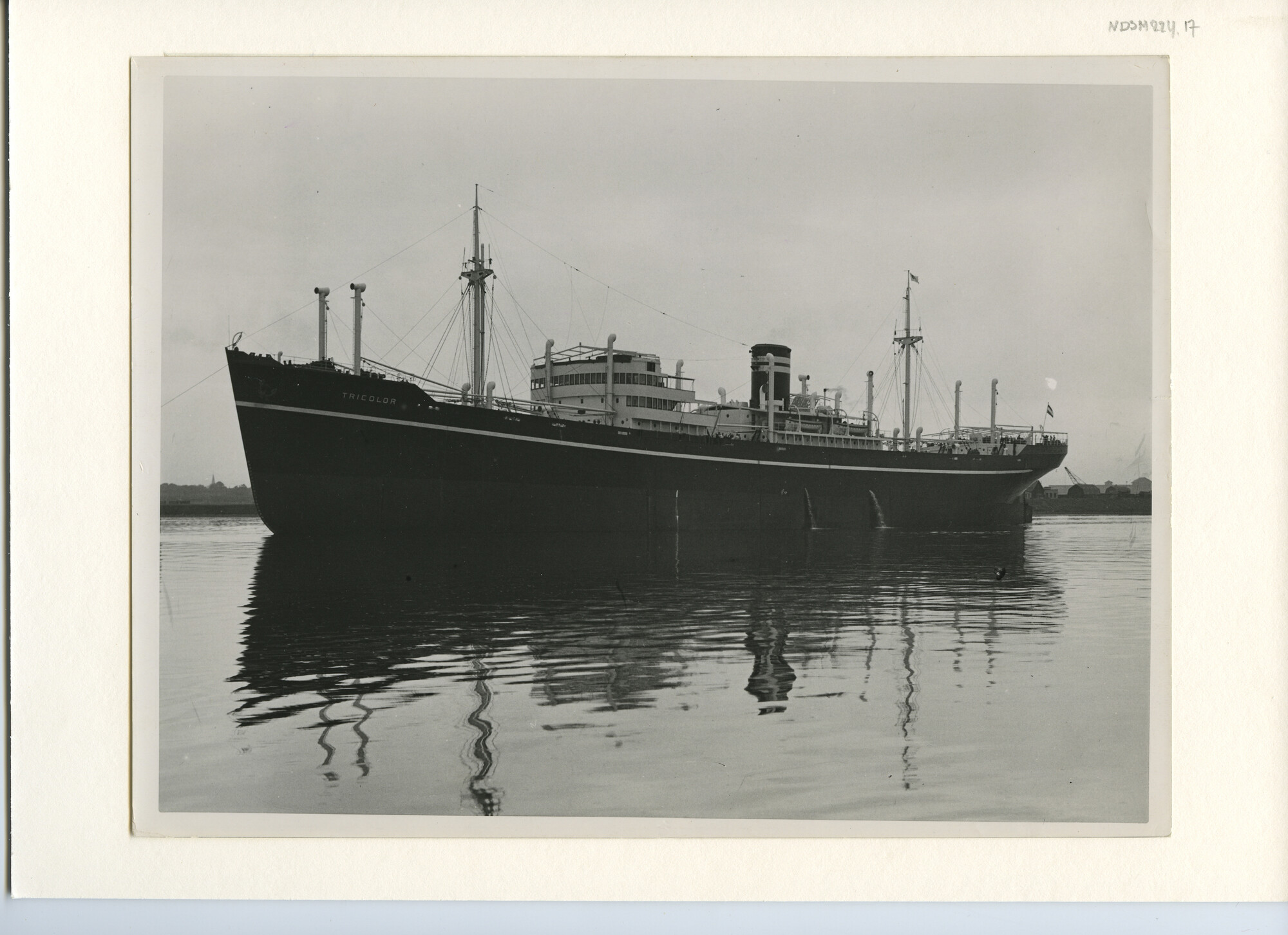 S.5444(1005)3; Foto van het vrachtschip ms. Tricolor tijdens de proefvaart; foto