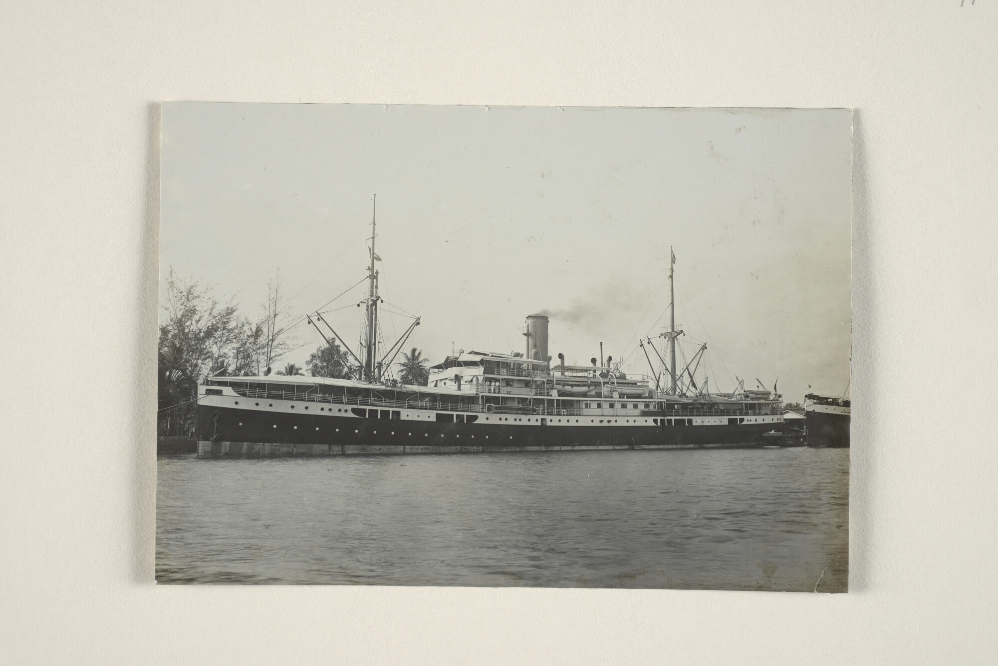 1994.1868; Het ss. 'Van Outhoorn' ligt afgemeerd aan de wal in Nederlands Indië; foto