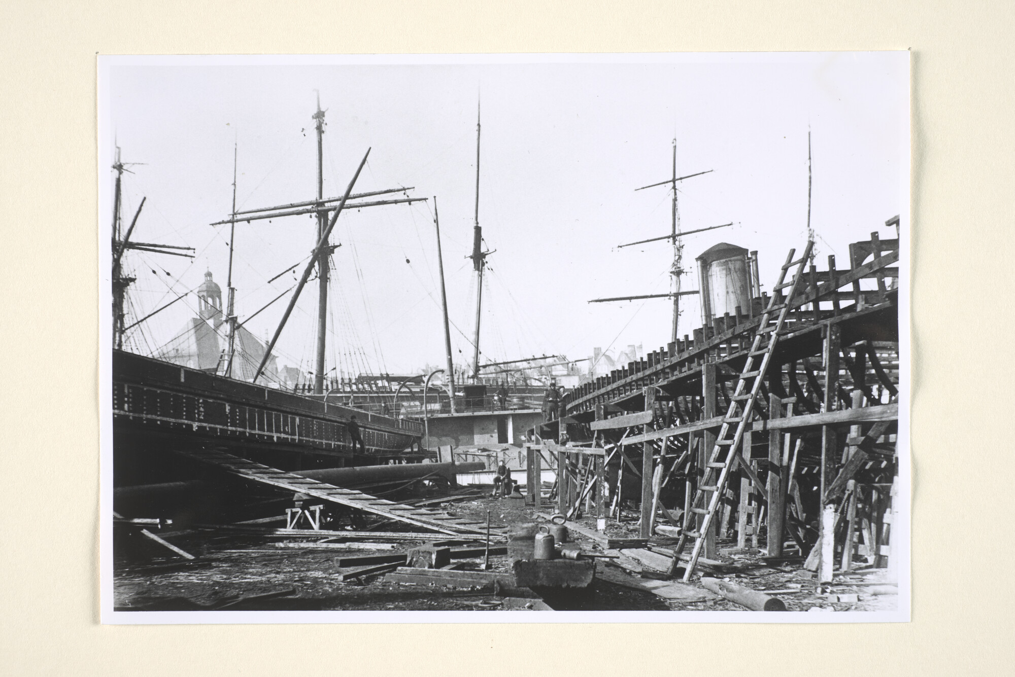 1995.1055; Reproductiefoto's van het ramschip Zr.Ms. 'Schorpioen' bij de werf van Huygens & Van Gelder te Amsterdam [...]; fotoreportage