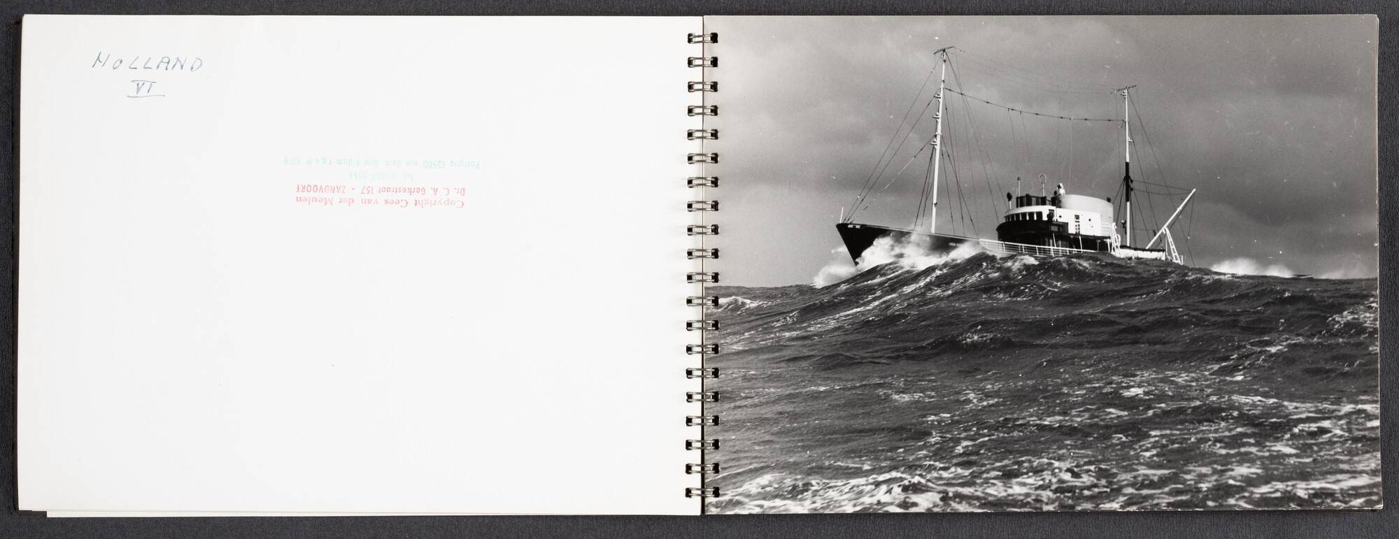 2022.1523; Fotoalbum met zwart-wit foto's van seagoing tugs; fotoalbum