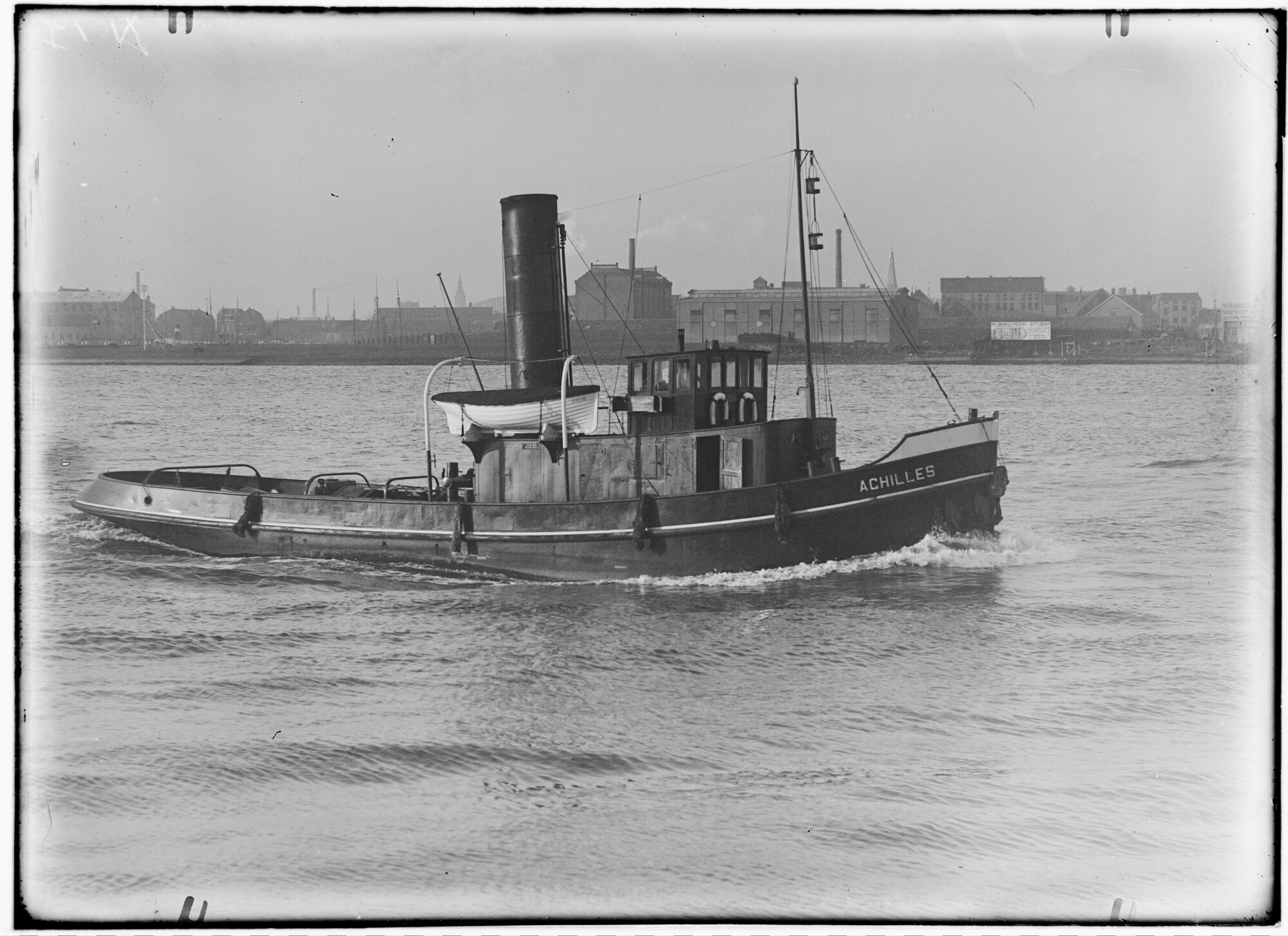 2018.0900; Glasnegatief van stoomsleepboot Achilles (Nederlands, 1921); glasnegatief
