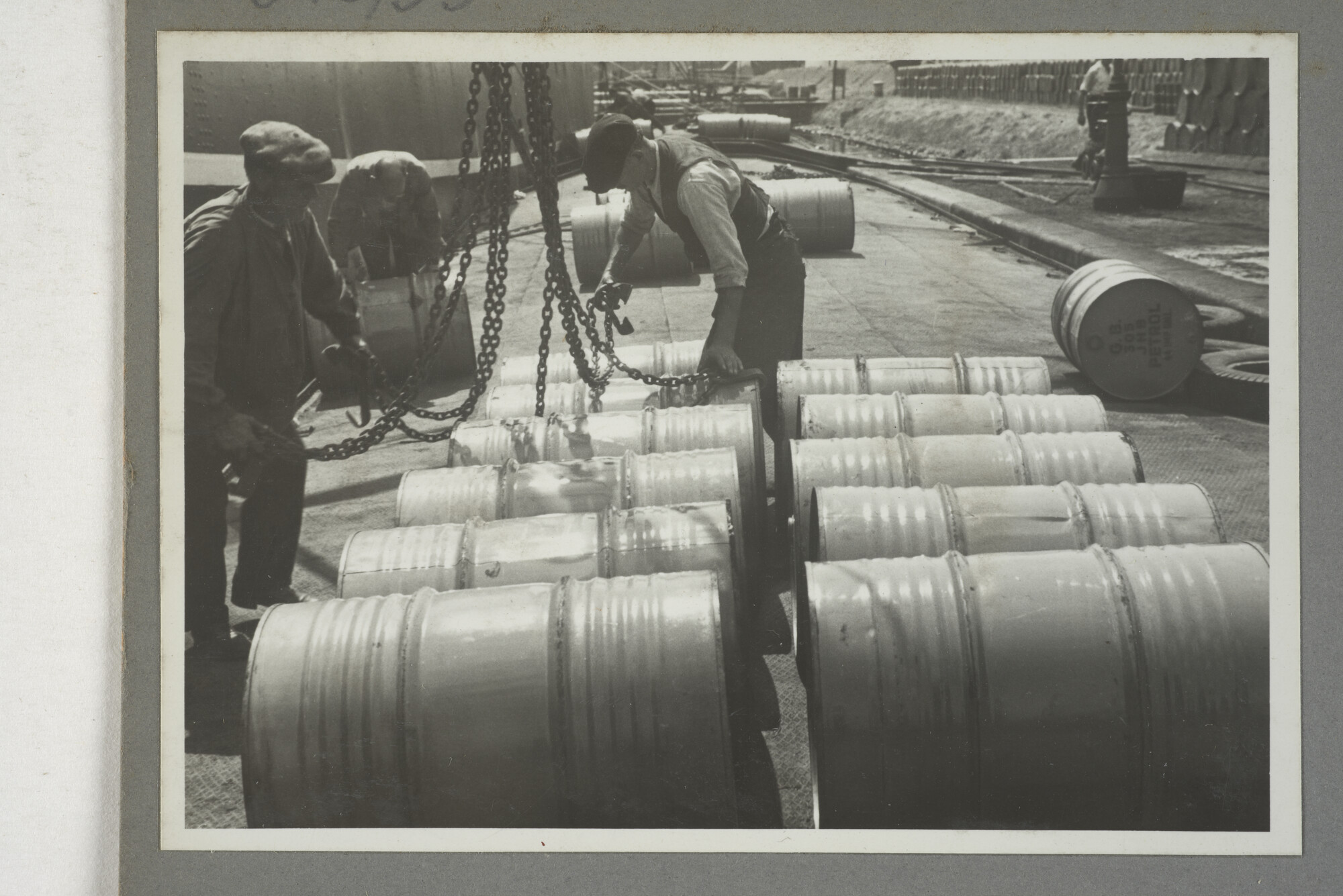 1998.2177; Omslag/ album met een grote hoeveelheid proeffoto's gemaakt door mw. A.M. Wolff-Koller in opdracht van de Gemeente Handelsinrichtingen in Amsterdam; omslag