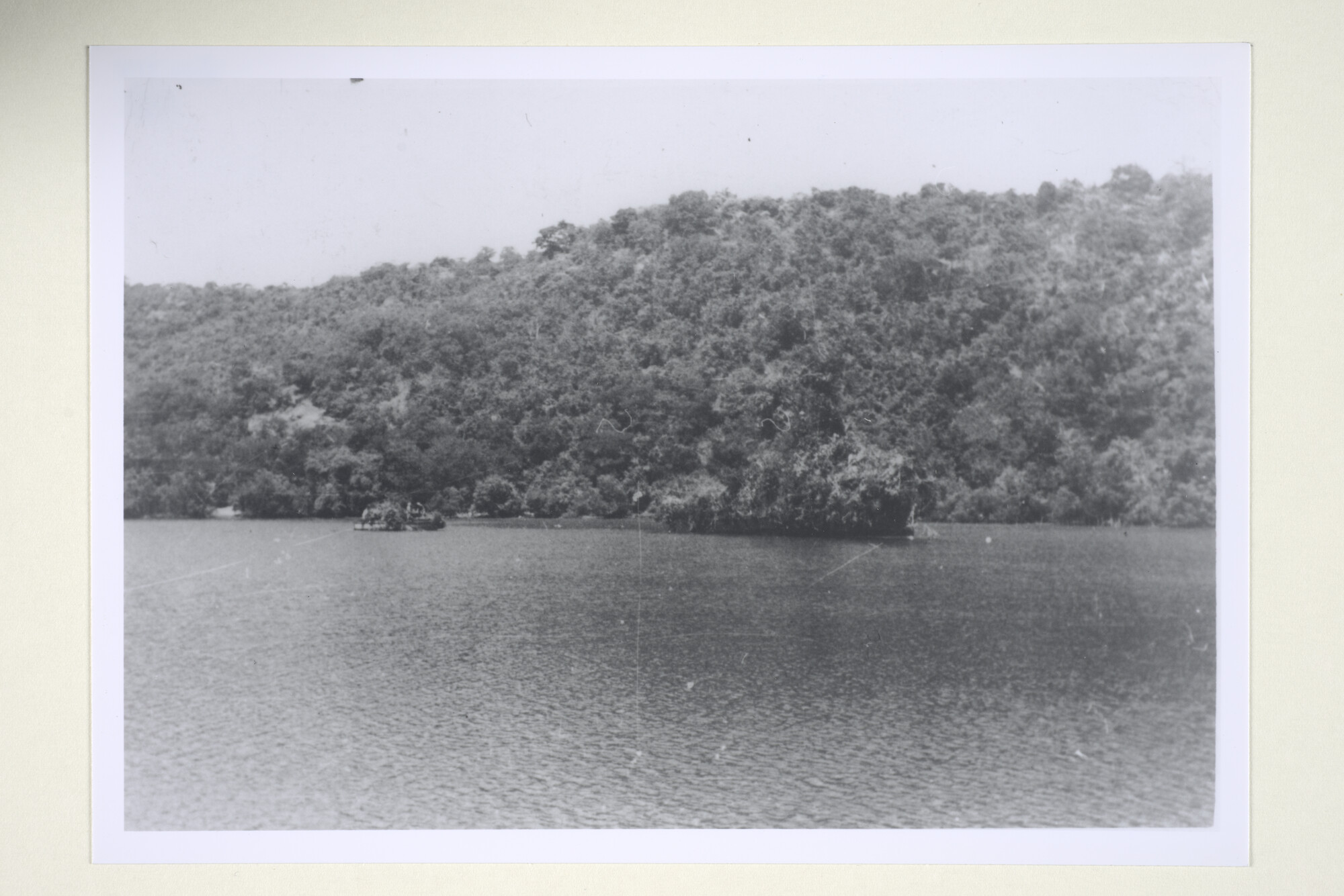 2000.3515; Foto's van de als eiland gecamoufleerde mijnenveger Hr.Ms. 'Abraham Crijnssen' tijdens de ontsnapping van Nederlands-Indië naar Australië, maart 1942; fotoreportage
