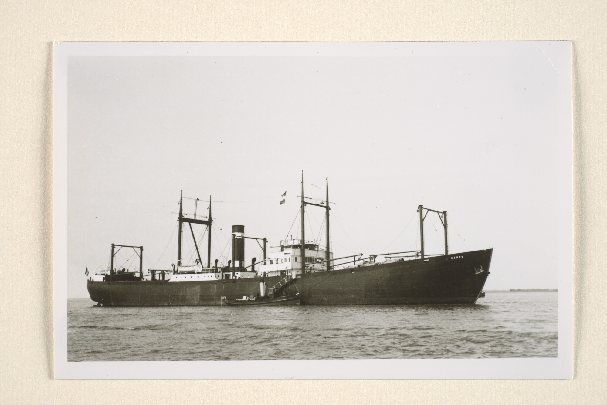 1995.6632; Het vrachtschip ss. Ceres van de KNSM ligt voor anker op de Westerschelde; foto