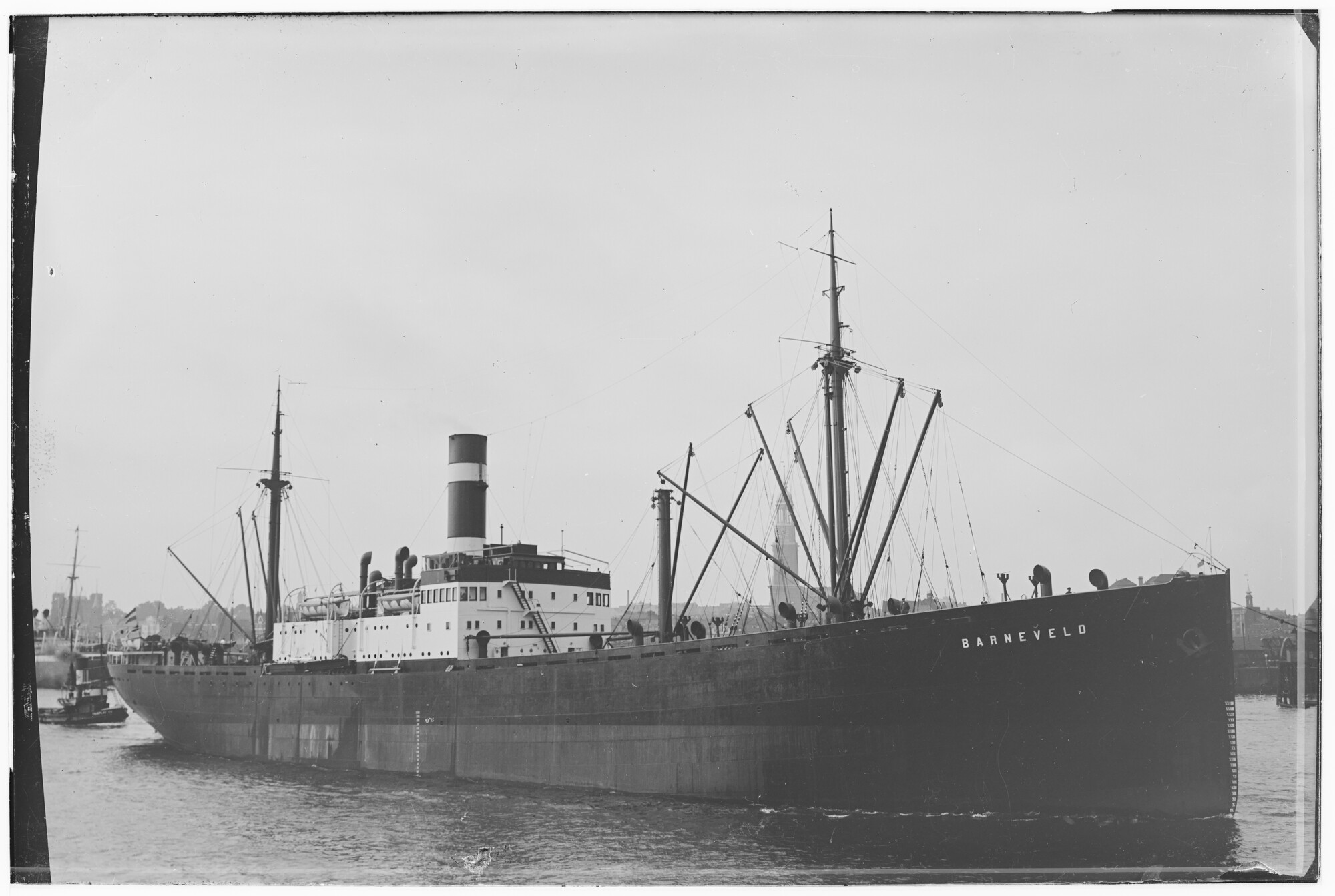 2018.0982; Glasnegatief van het vracht- en passagiersschip Barneveld (1928); glasnegatief