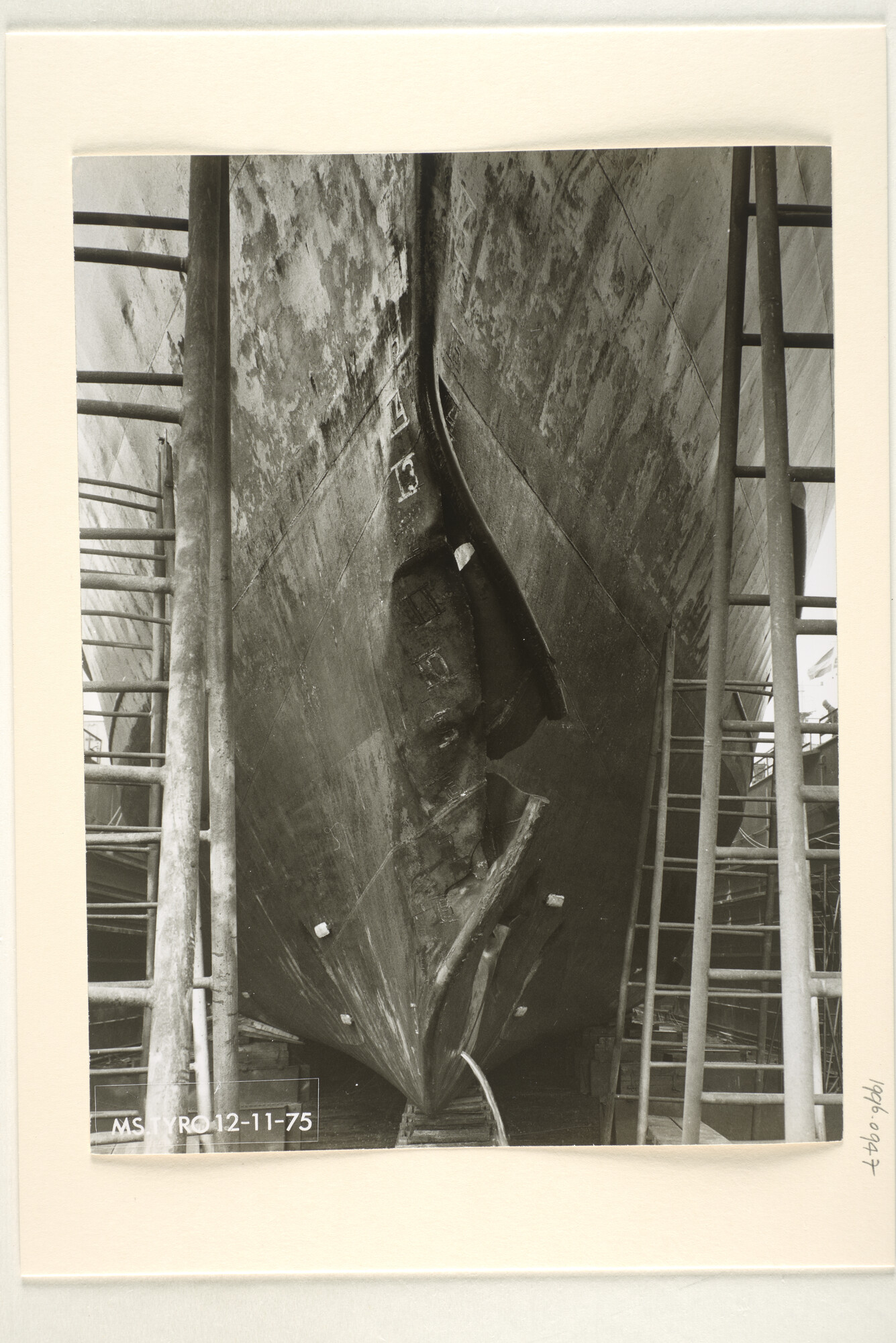1996.0947; Foto's van de bodemschade van het vrachtschip ms. Tyro; fotoreportage
