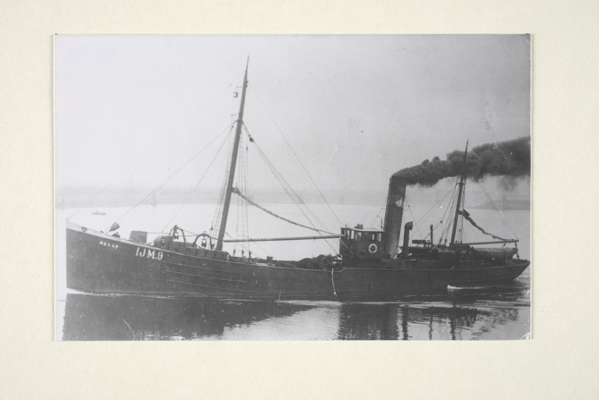 1997.1709; De stoomtrawler Nelly (IJM 34, ex- Paviona) van Maatschappij De Kotter te IJmuiden, gebouwd in 1899 bij Cochrane & Cooper, Berverly; foto
