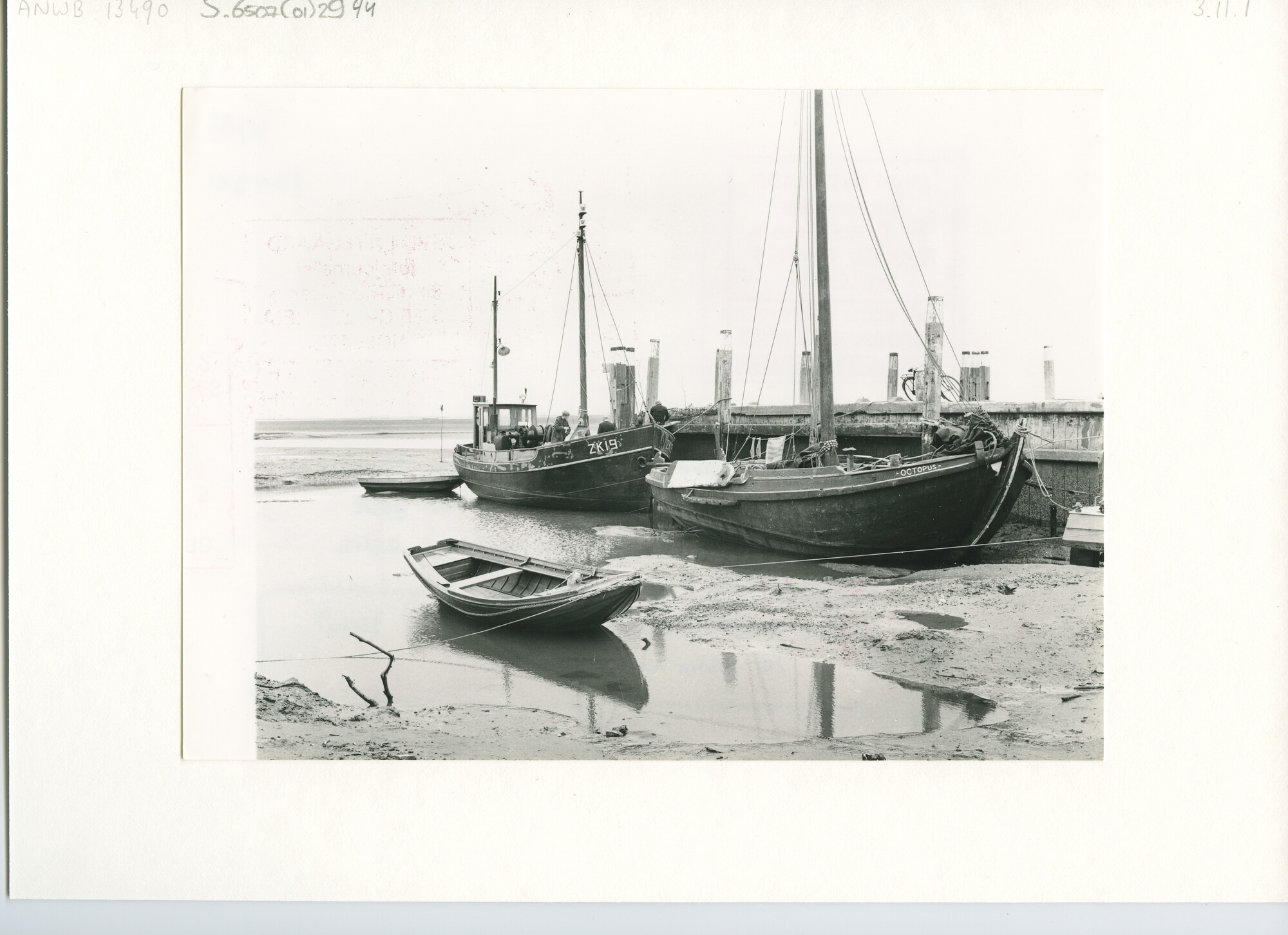 S.6507(01)2944; De vissersbotter Octopus en de garnalenkotter ZK 19 liggen drooggevallen bij een steiger in Schiermonninkoog; foto