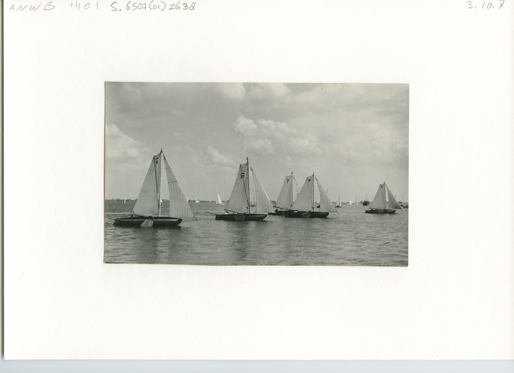 S.6507(01)2638; Vijf 4.75-meter schouwen met spriettuig aan de start op een meer; foto