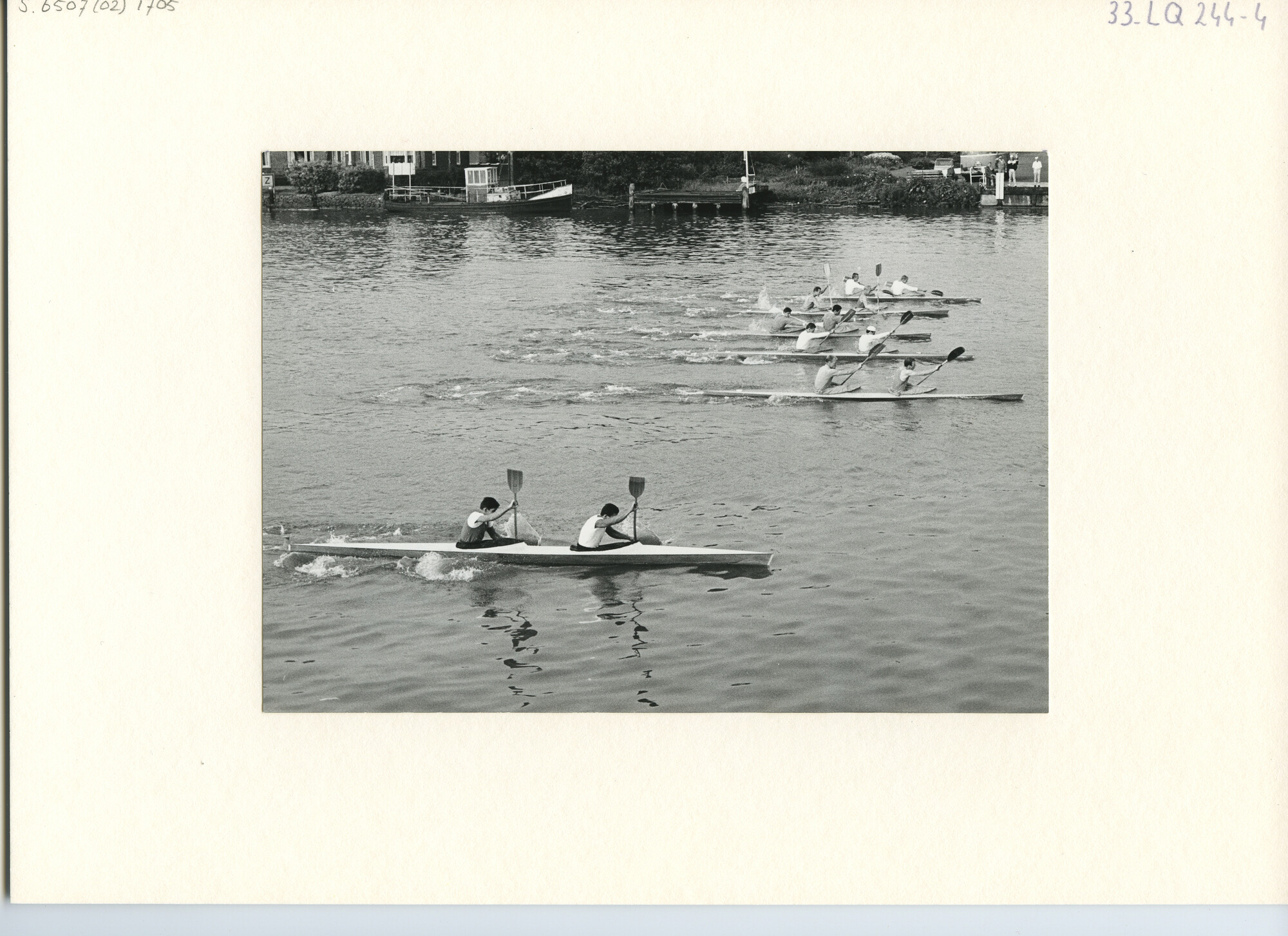 S.6507(02)1705.04; Zwart-wit foto van de 3 landen wedstrijd tijdens de Zaanregatta 1963: de start van de K1-10 km, de K4-1000 meter en de K2-10 km.; foto