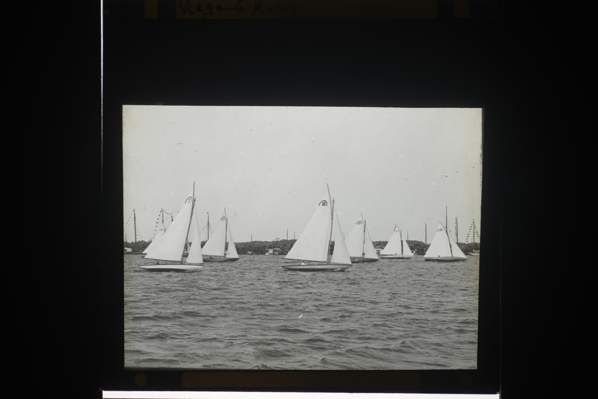 2014.0606; Vijftig lantaarnplaatjes met afbeeldingen van de Nederlandse watersport 1900-1935; lantaarnplaatje