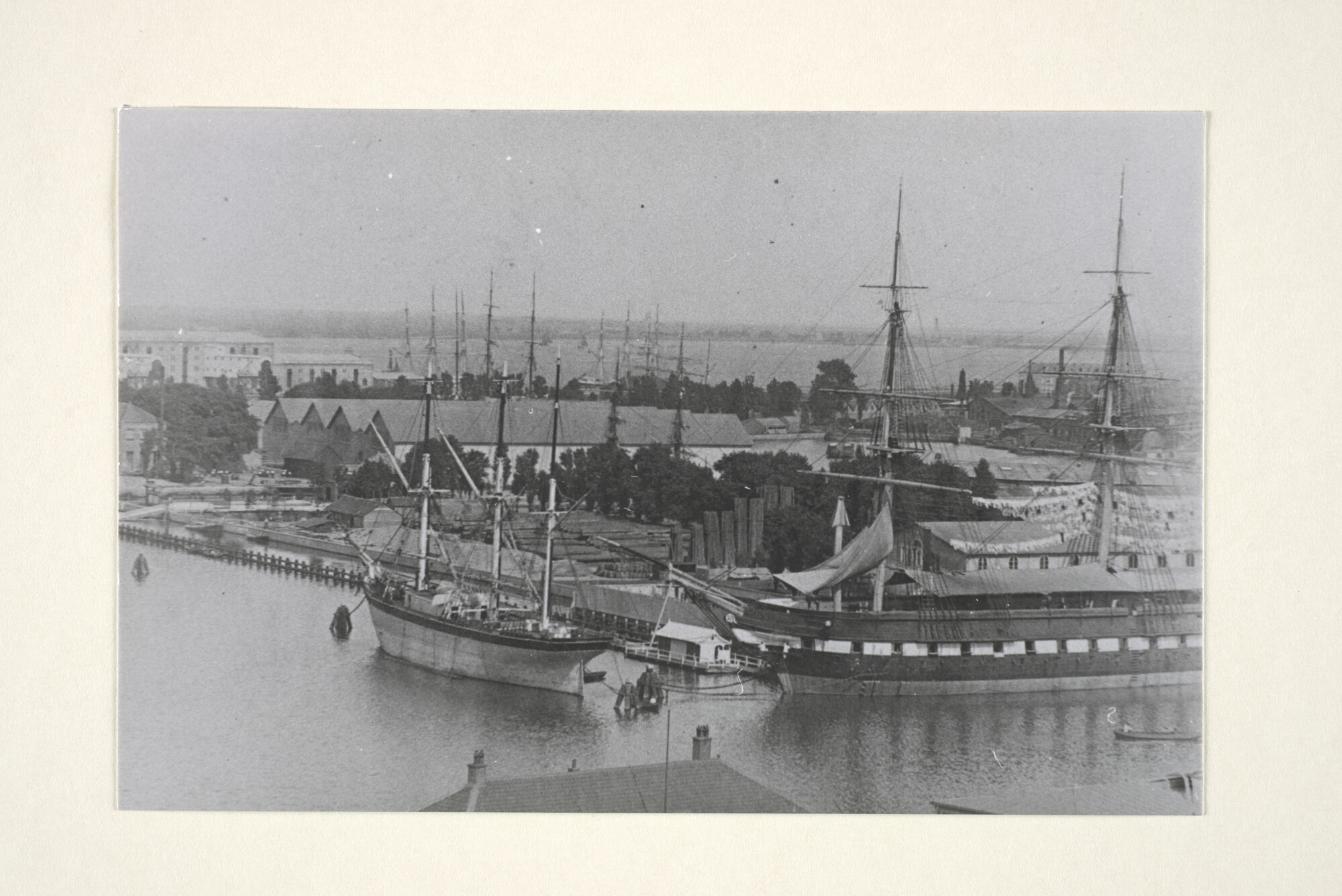 1997.1077; Gezicht op het Marine Etablissement te Amsterdam met het wachtschip Hr.Ms. 'Admiraal van Wassenaer', gezien vanaf de Marine Paleis; foto