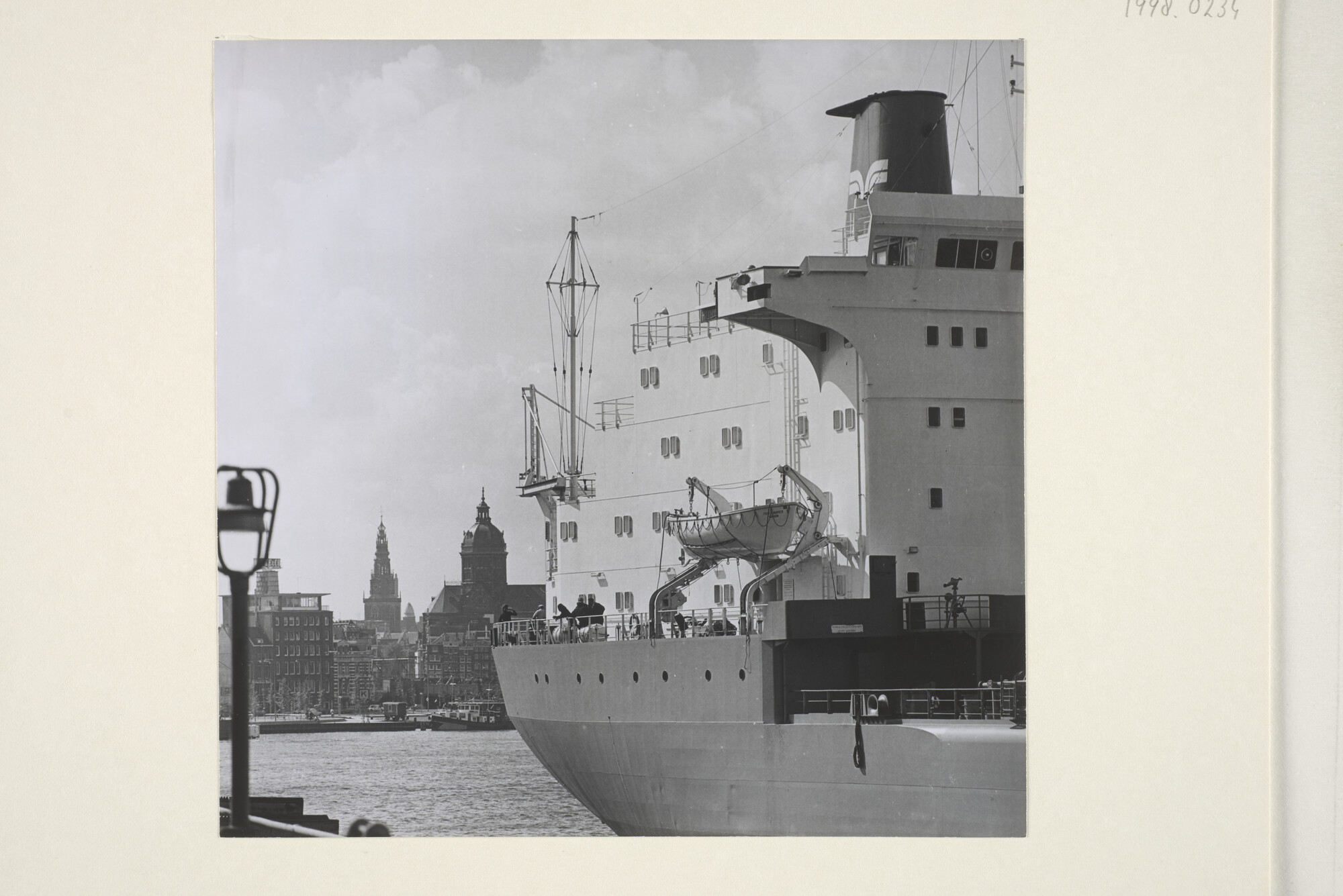 1998.0234; Foto's van de Britse chemaciliëntanker ms. 'Post Charger' van P & O Lines uit Londen ligt voor onderhoud bij de ADM te Amsterdam [...]; fotoreportage