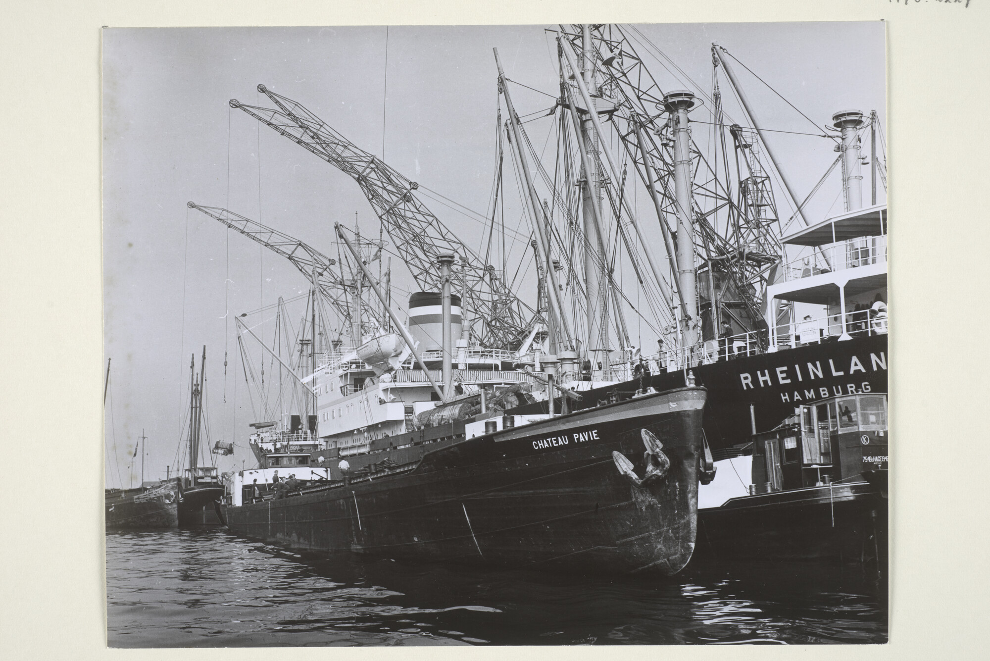 1998.2227; Foto's van de overslag van goederen vanaf het Duitse vrachtschip ms. 'Rheinland' van de Hapag Lloyd A.G. op binnenvaartschepen in de Coenhaven, april 1963; fotoreportage