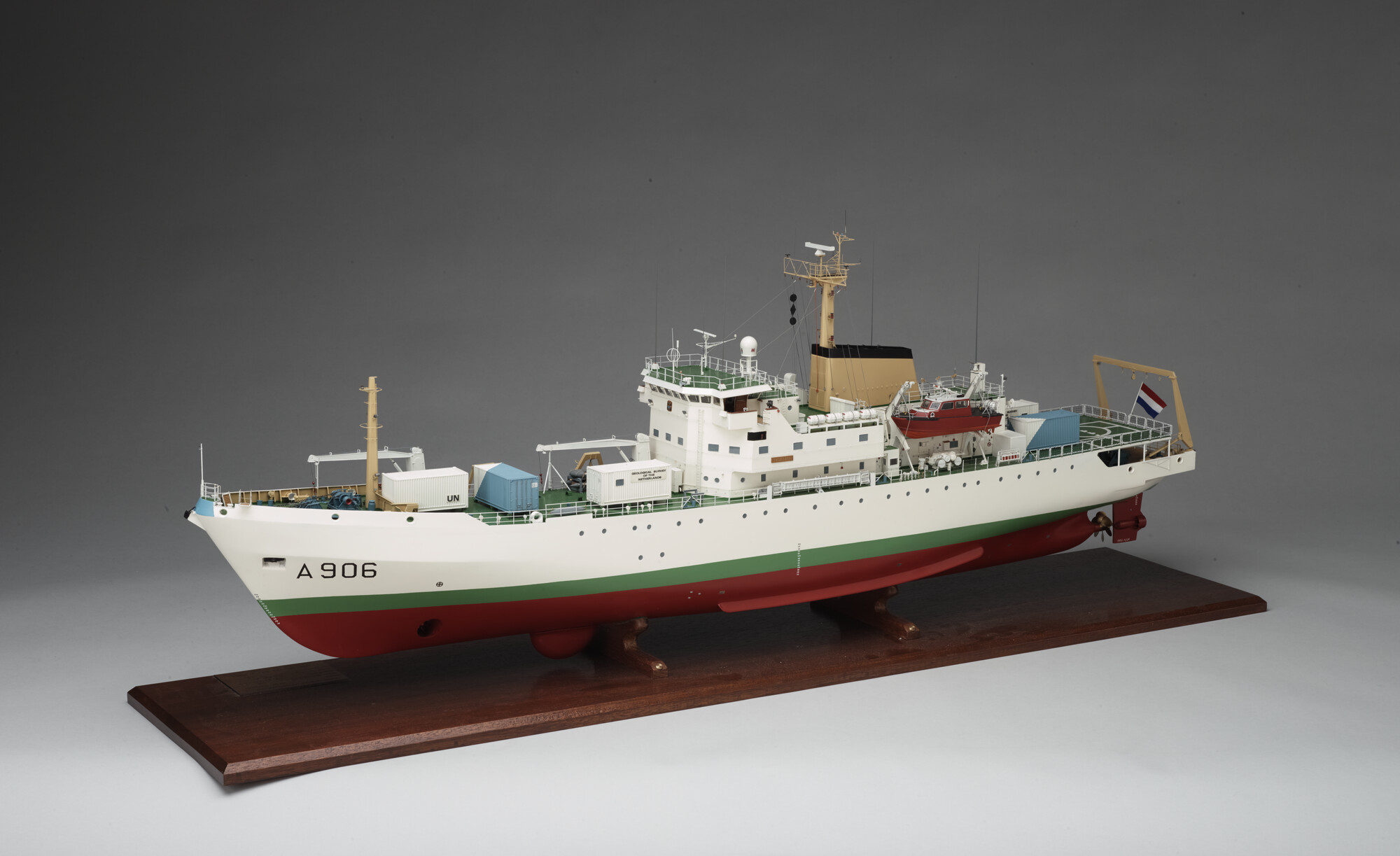 1999.0928; Model van het oceanografisch onderzoeksvaartuig Hr.Ms. Tydeman; scheepsmodel
