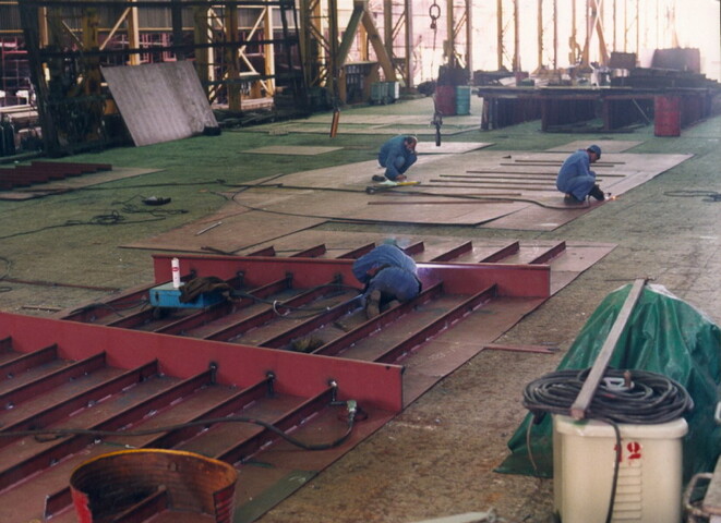 2001.1714; Kleurenfoto's van het werk aan de bodemsectie voor sleepboten type Titan; fotoreportage