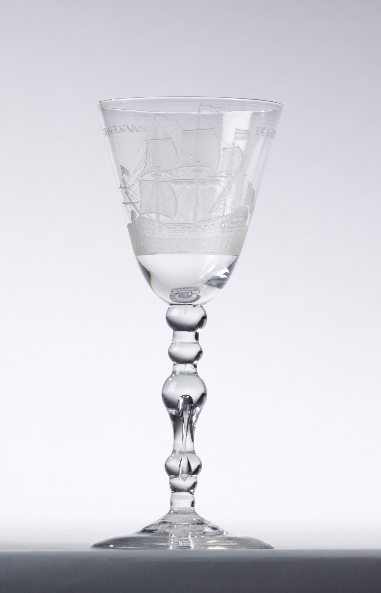 1993.3249; Kelkglas met radgravure van een linieschip en het opschrift "T Welvaren van de Leepelaer"; drinkglas